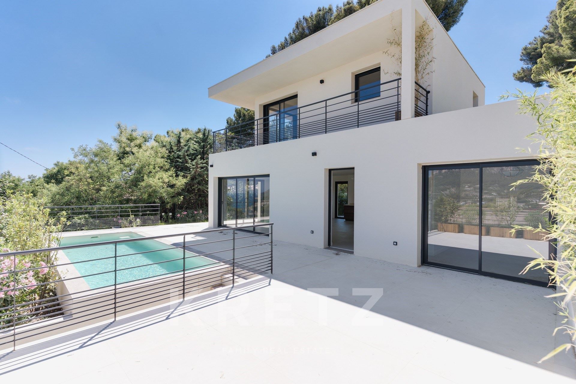 Villa contemporaine rénovée proche du port avec vues panoramiques