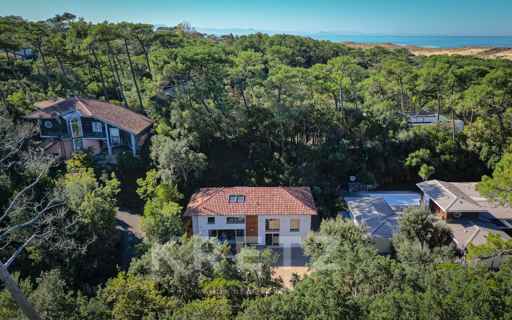 HOSSEGOR - Entre lac et océan, villa d’architecte de 5 chambres avec piscine, classée DPE B, vendue meublée