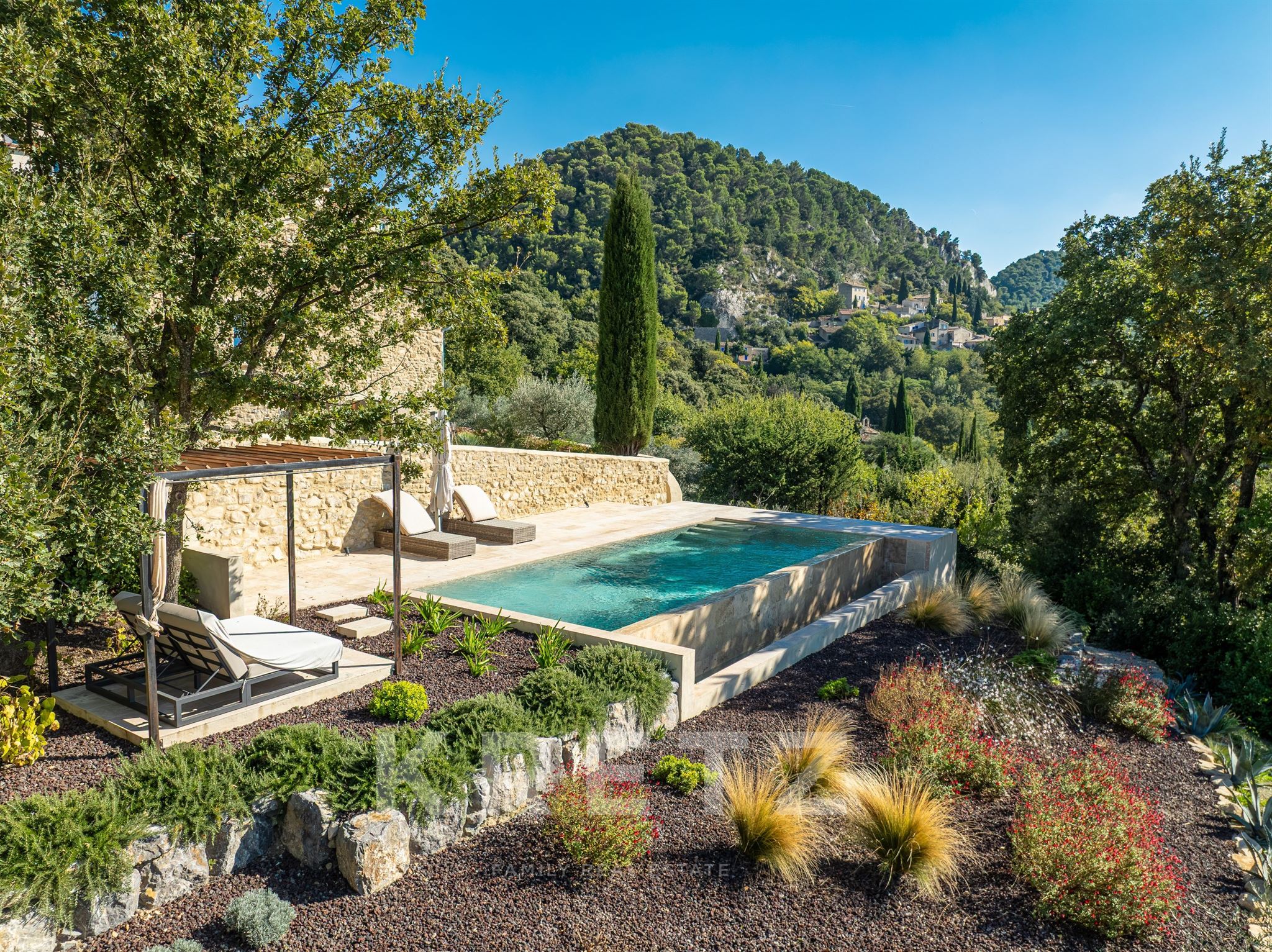 Maison de caractère avec vue panoramique et piscine à vendre en Provence