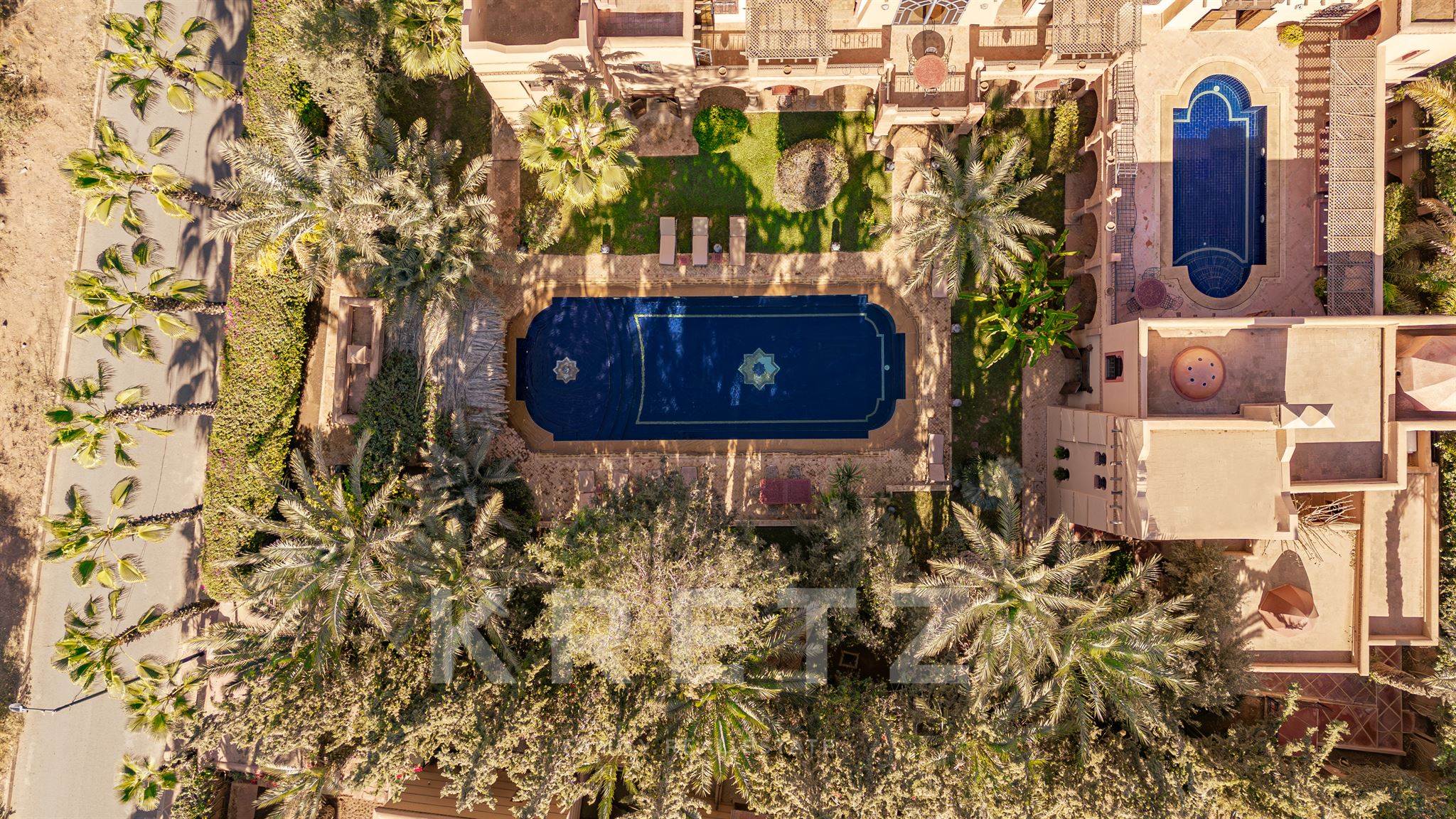 10-suite house in a 2200 m2 park 5 minutes from the center of Marrakech. 2 swimming pools, spa, hamm