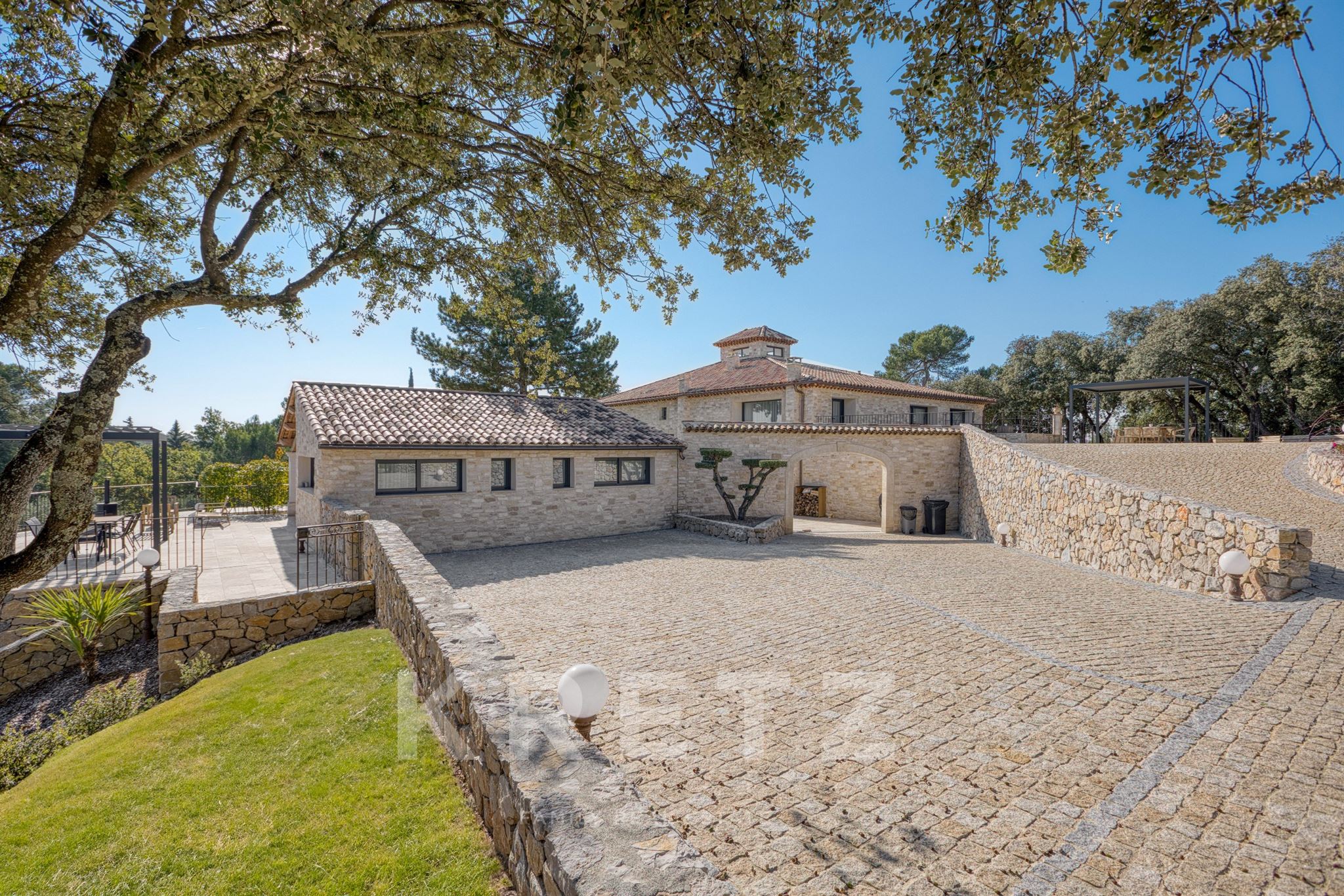 EXCLUSIVITE -PIERREVERT-Propriété de plus de 600m2 - 3 gites - 3 piscines- Calme absolu