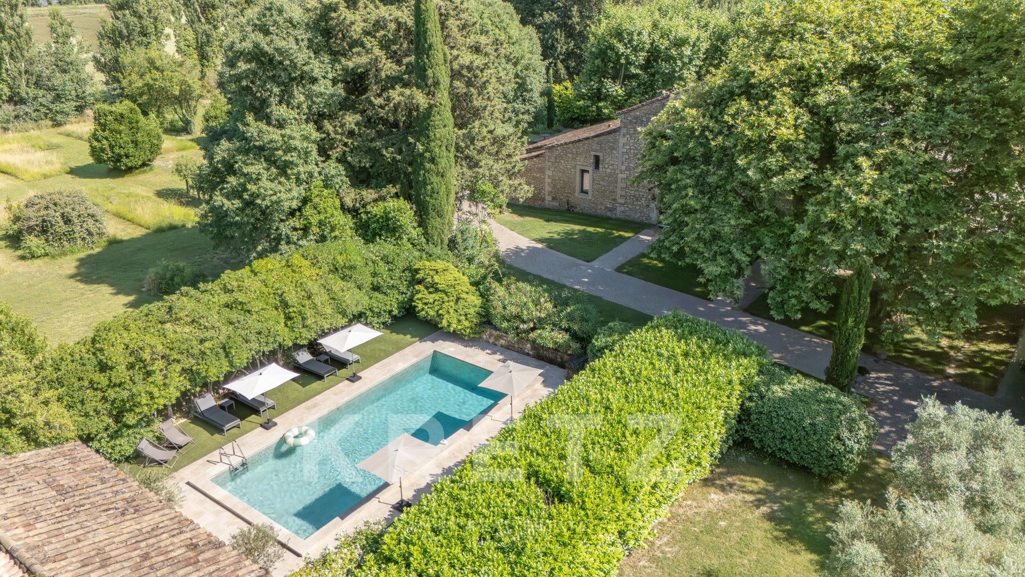 Exceptional provencal estate in Avignon – 585 sqm farmhouse with 8 suites, swimming pool and private