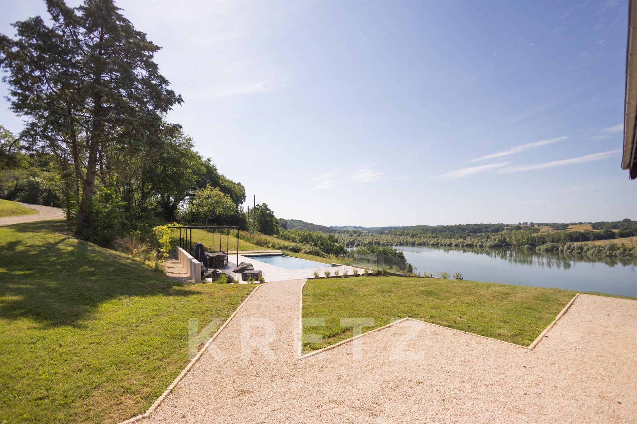 Propriété exceptionnelle 9 pièces et 22 hectares en bord de lac - Gers