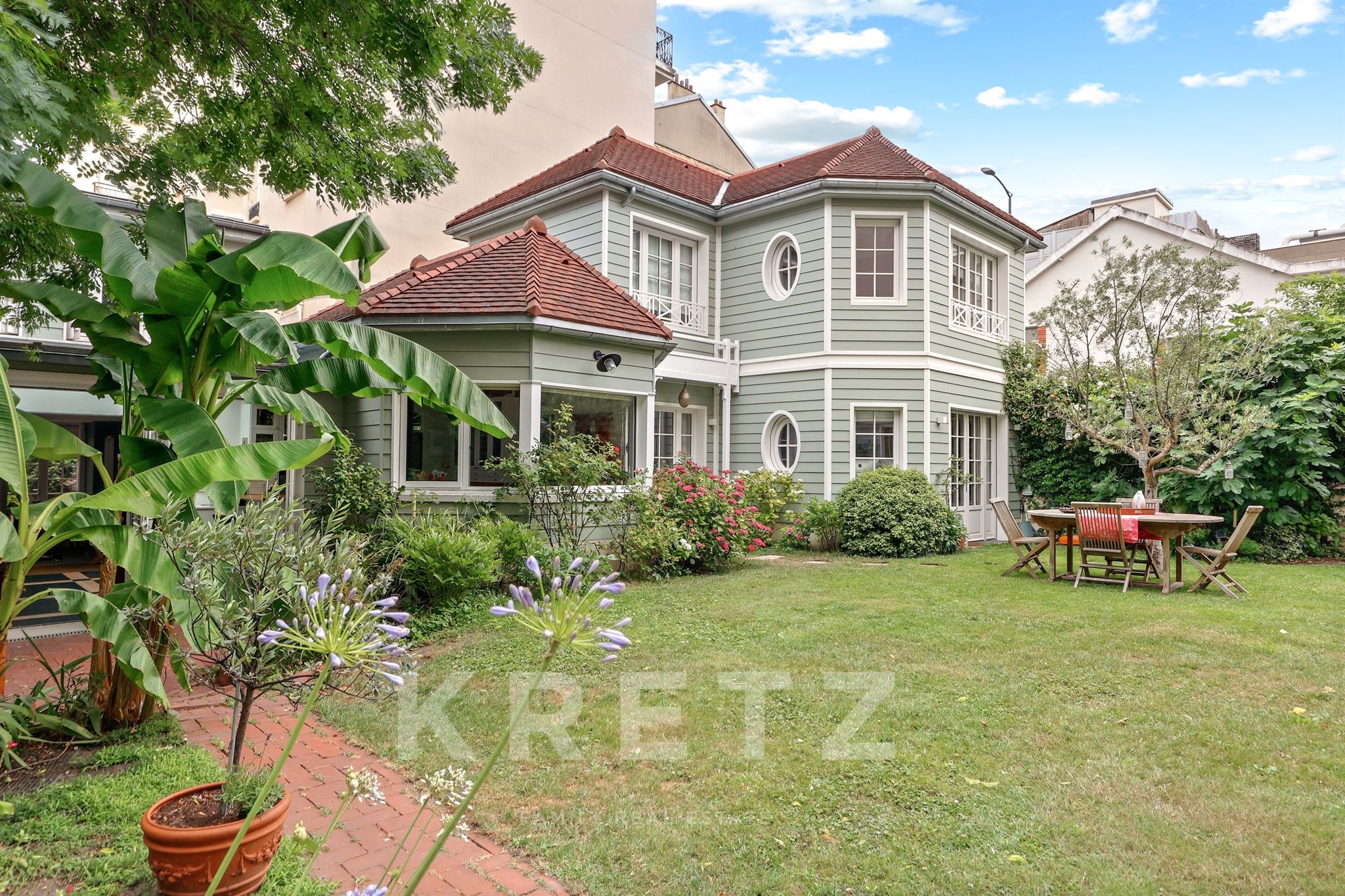 Maison d'exception avec grand jardin et dépendance au coeur de Courbevoie