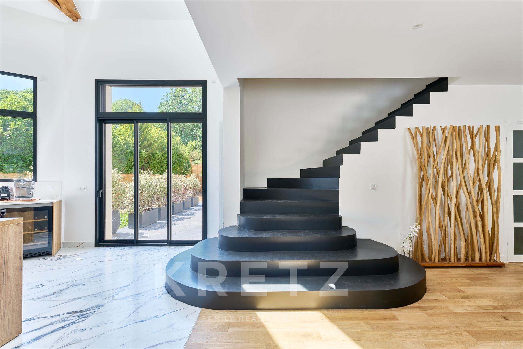 Maison contemporaine avec grandes terrasses et jardin
