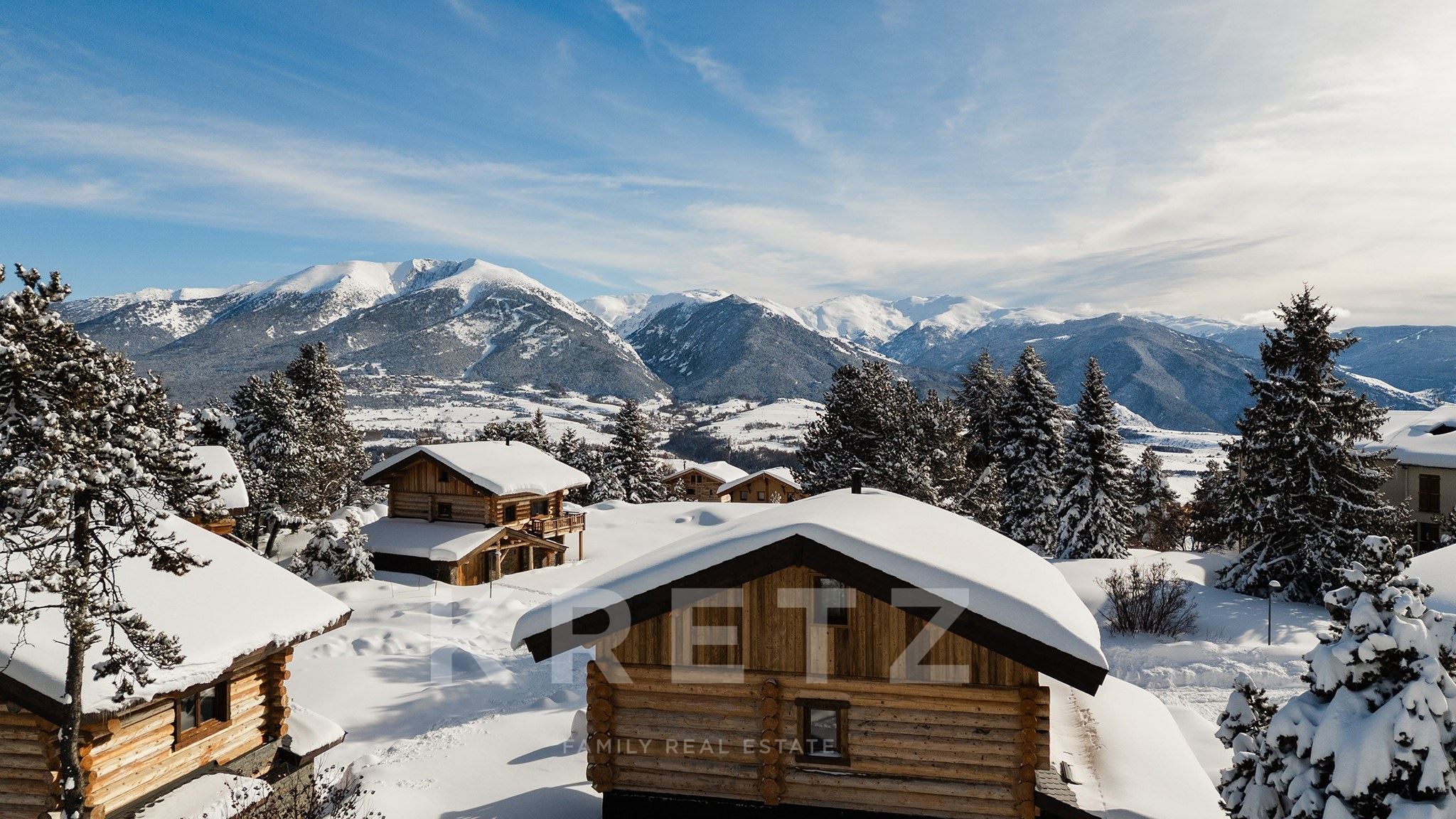 À Font-Romeu, dans un écrin naturel baigné de lumière, ce chalet aux prestations soignées incarne un