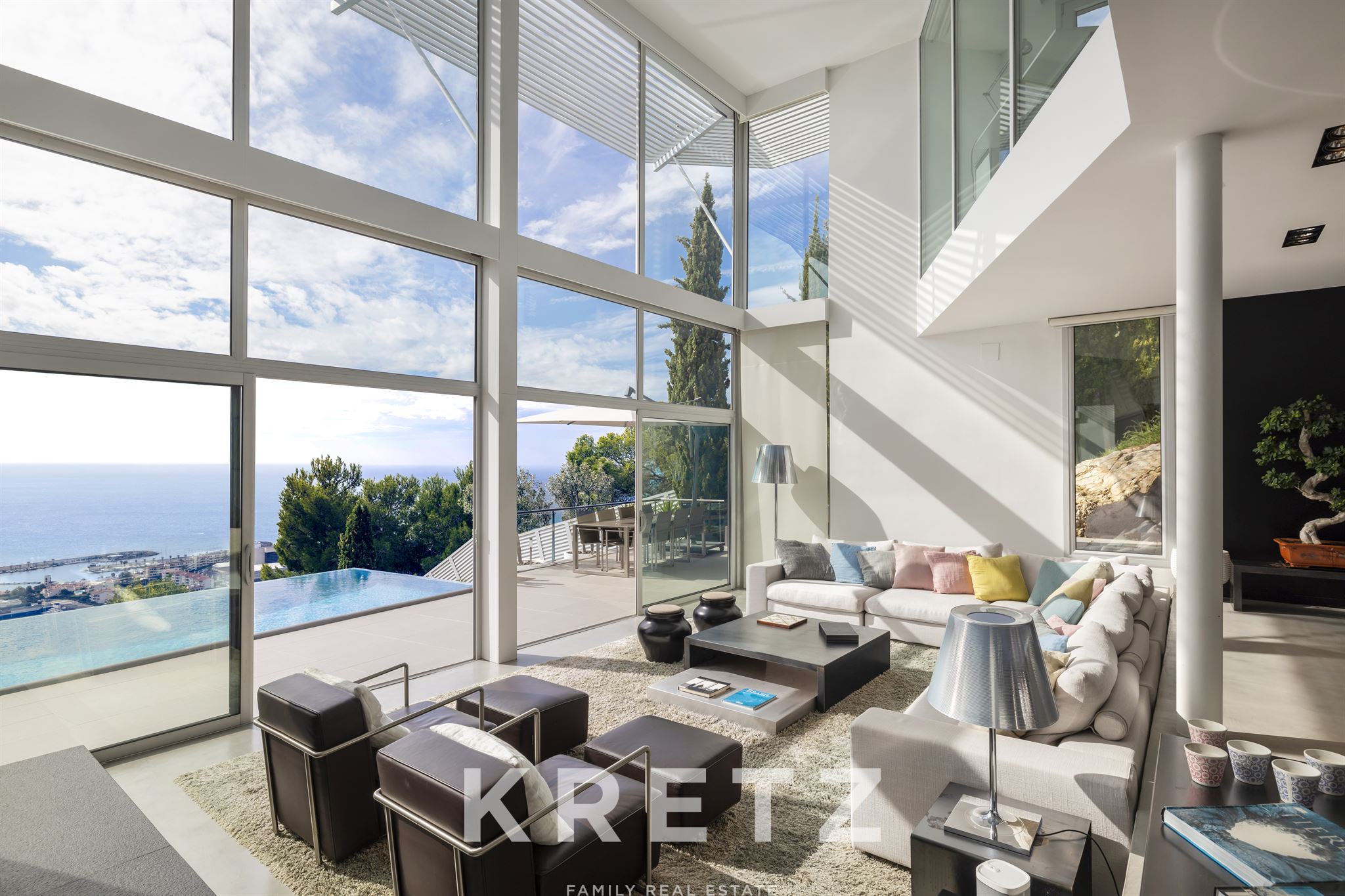 Architect-designed villa between sea and town