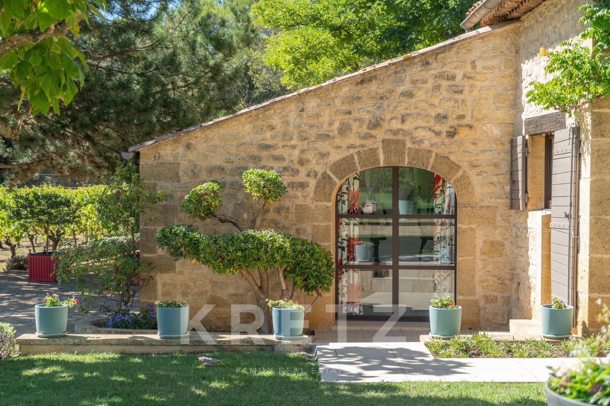 ROGNES_ MAS DE CHARME EN PIERRE DE 350 M2 RÉNOVÉ, 1 HECTARE AVEC VIGNES