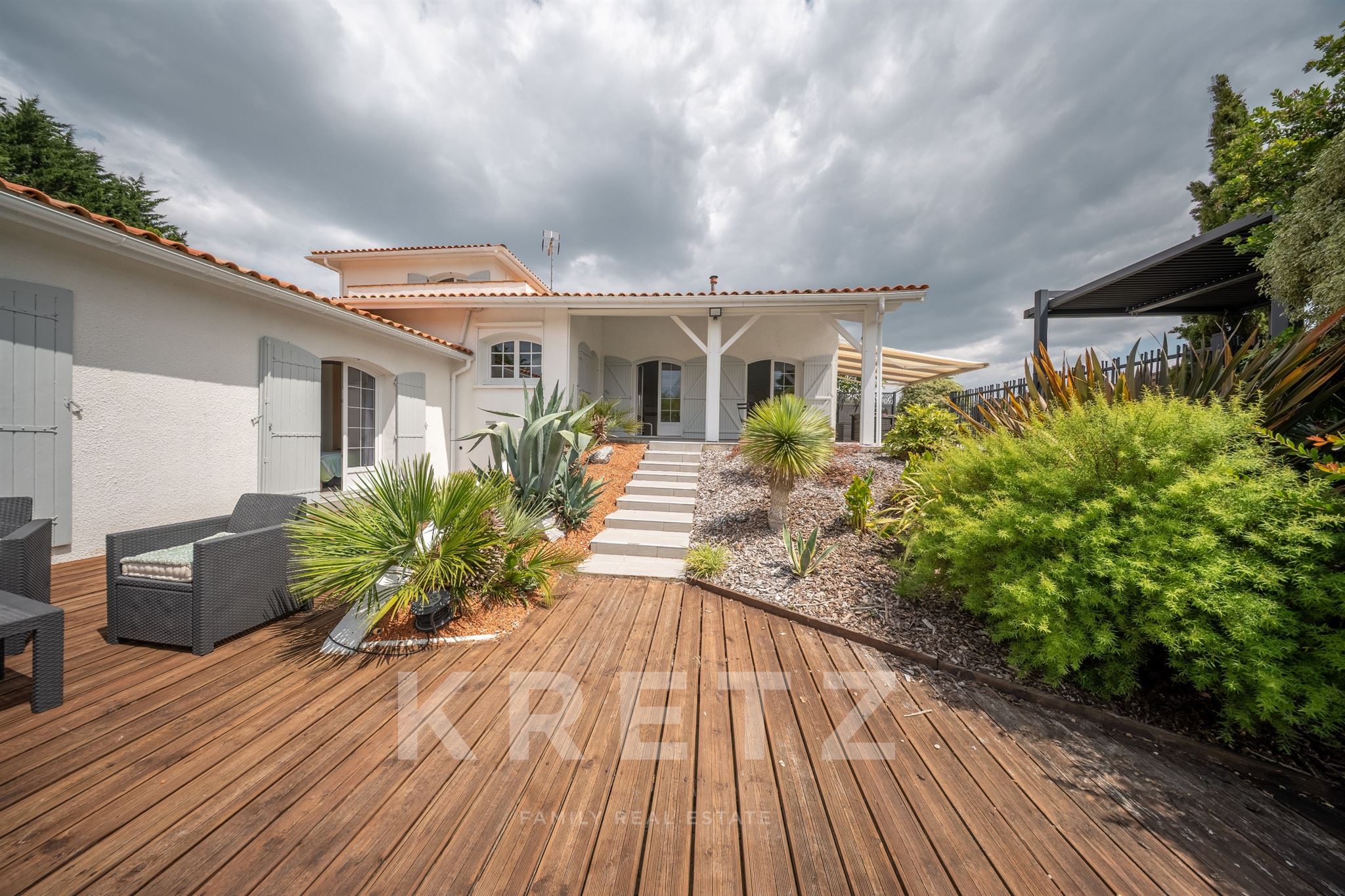 CANEJAN — Holiday spirit, 260 sqm family residence