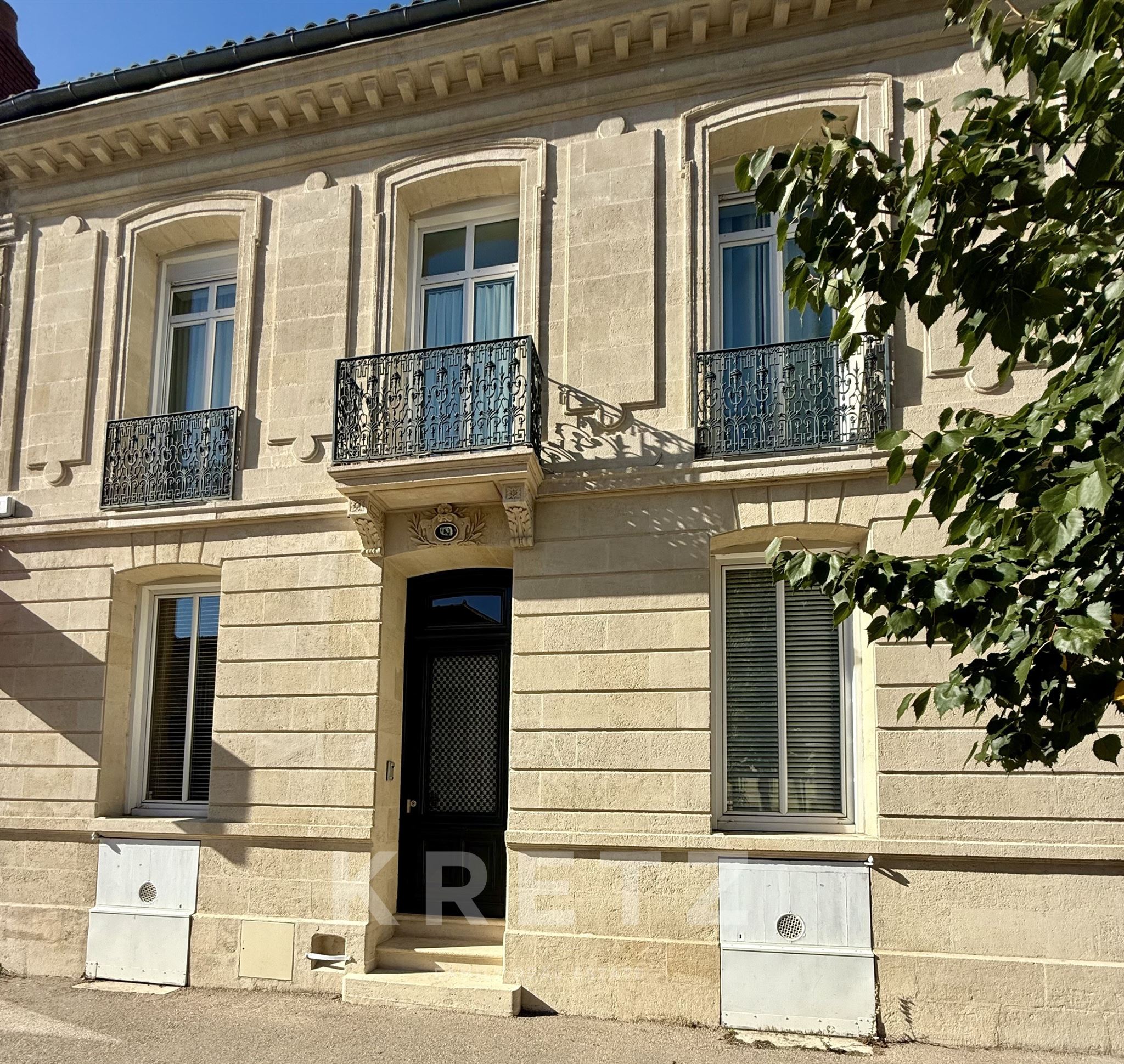 Saint-Seurin - Elegant Family Home, 370m² with Garden