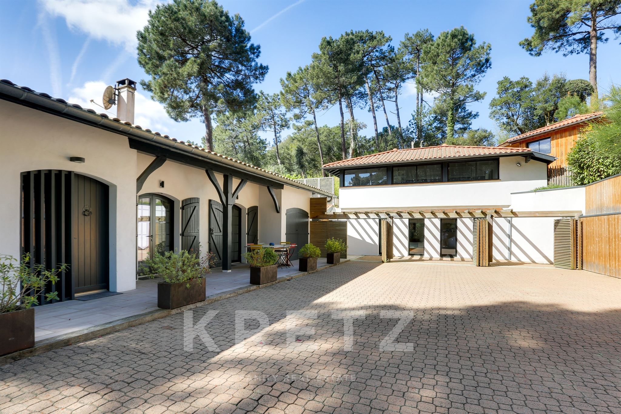 Luxury villa, infinite pinède panorama
