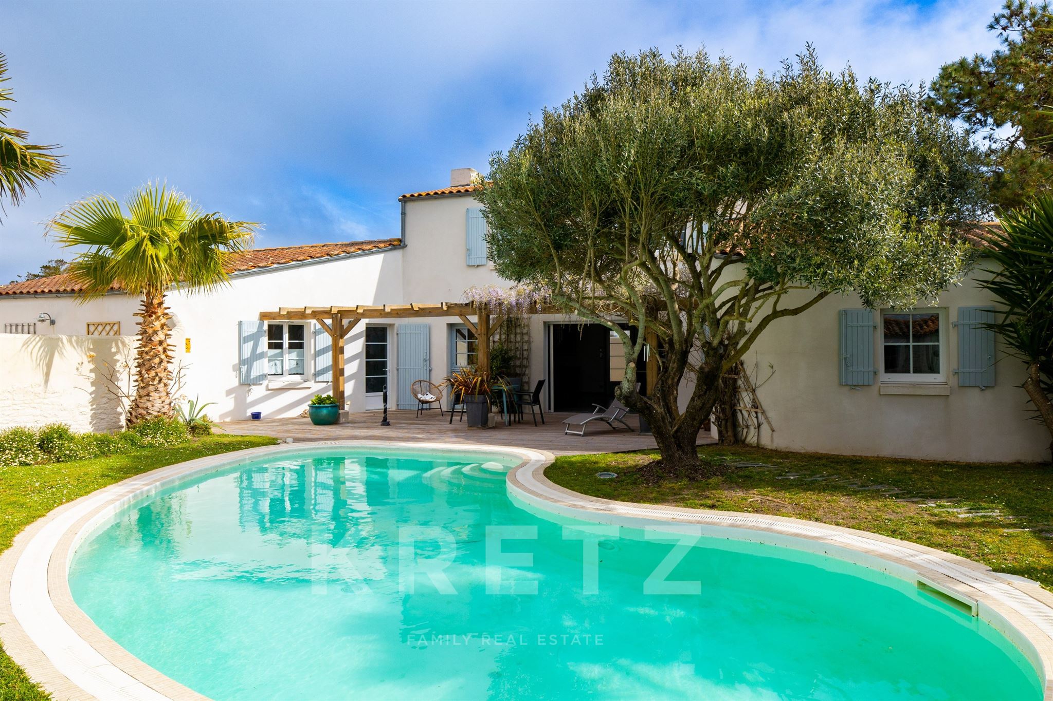 203 sqm villa with 5 suites and a swimming pool