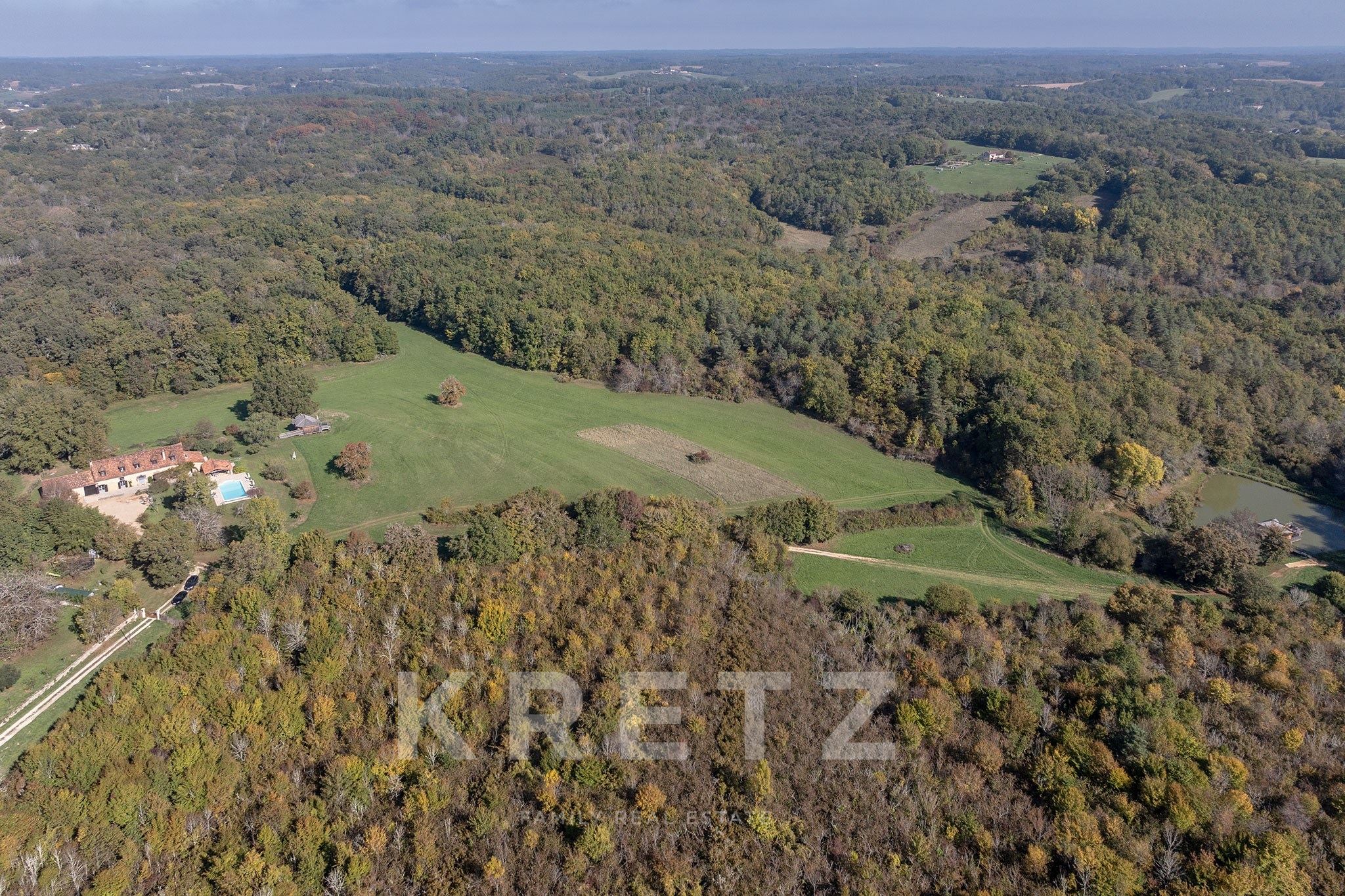 420 m² estate set on 47 hectares with pond, swimming pool, and luxury chalets