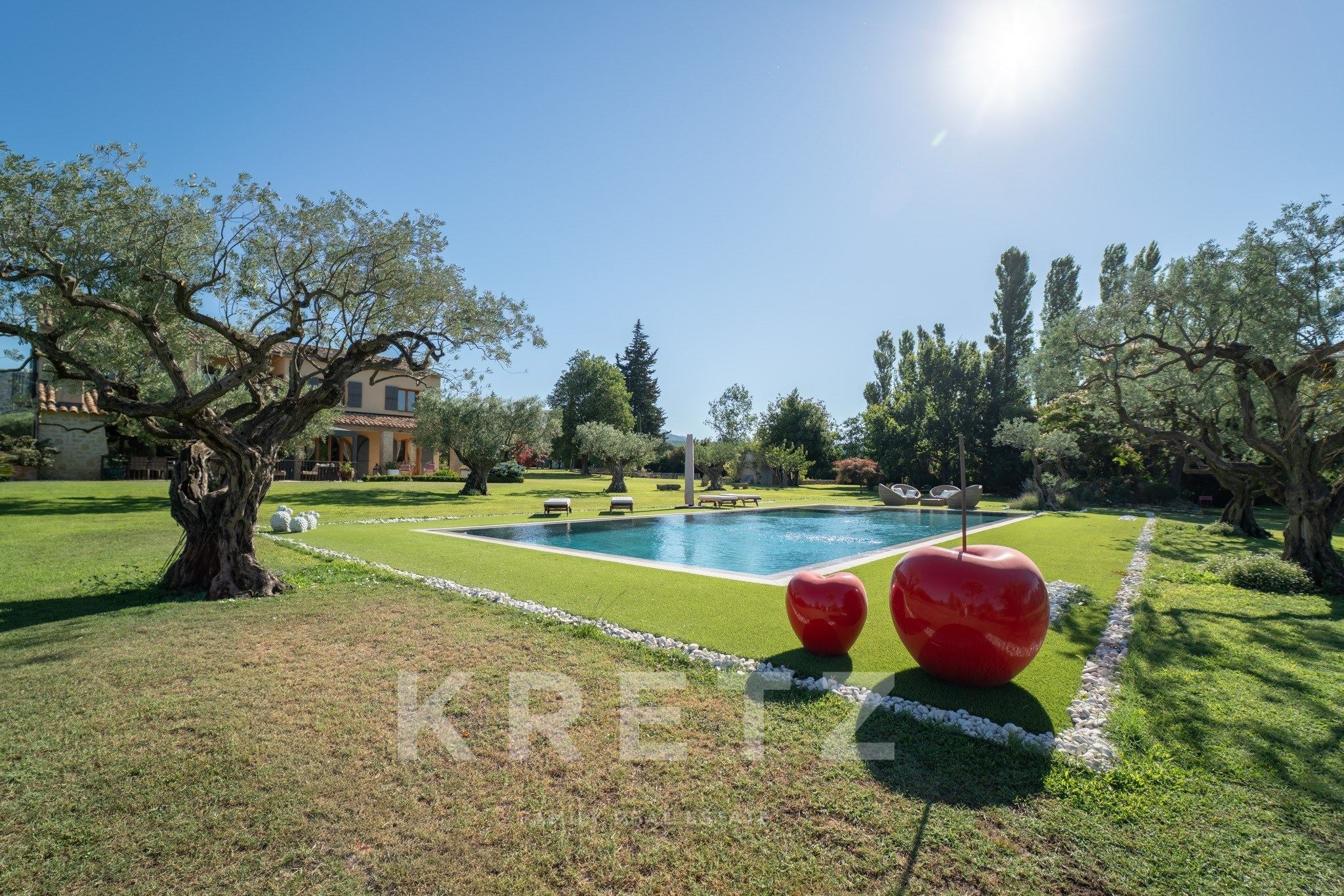Maison provençale avec emplacement premium à pied de Lourmarin au cœur d’un parc aménagé de 1.7 hect