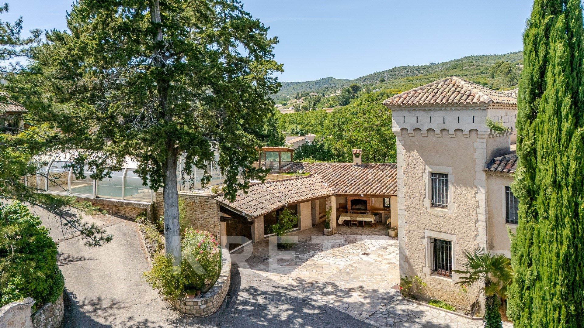 Superbe château de caractère de 468 m², implanté sur un magnifique terrain paysager de 8 178 m², à p
