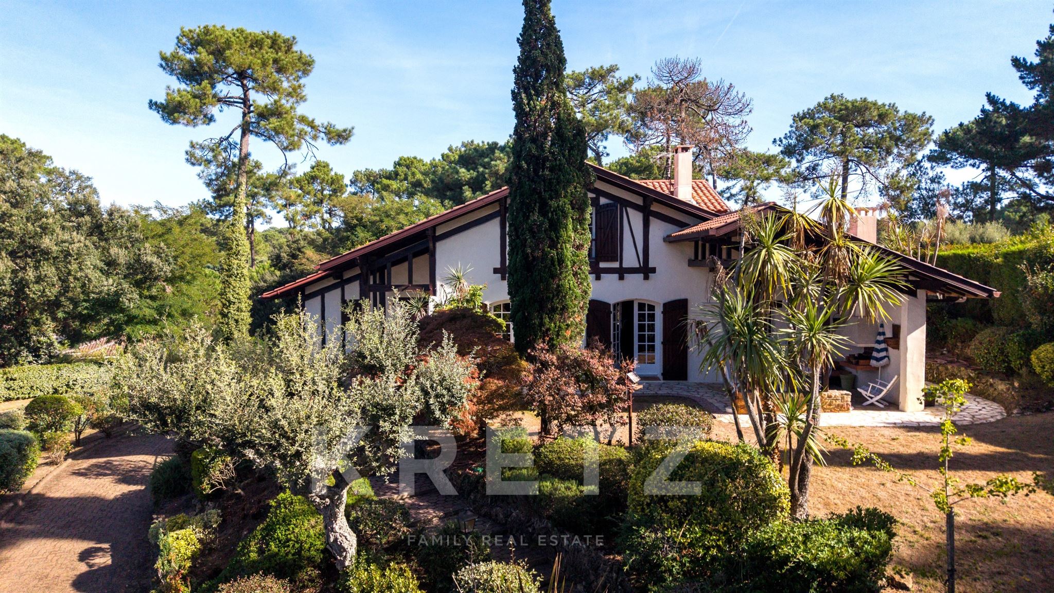 A 500 m del lago — Villa de estilo vasco-landés con carácter y piscina