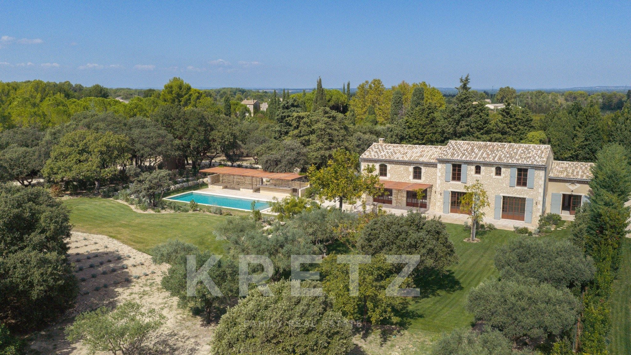 Eygalières – Mas en pierre de 266 m², 5 suites et vue sur le Grand Calan