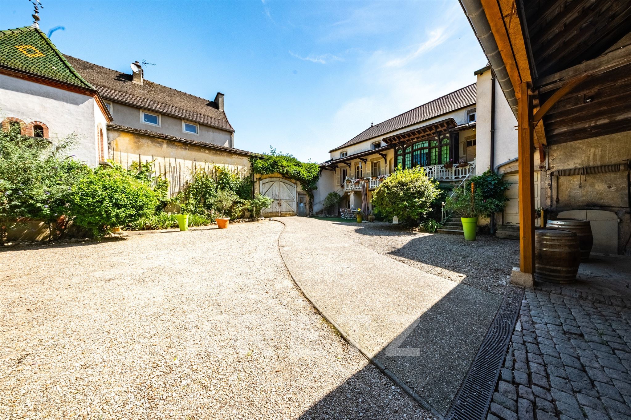 RARE - PROPRIETE DE CARACTERE - INTIMITE ABSOLUE AVEC JARDIN ET COURS - SAVIGNY-LES-BEAUNE