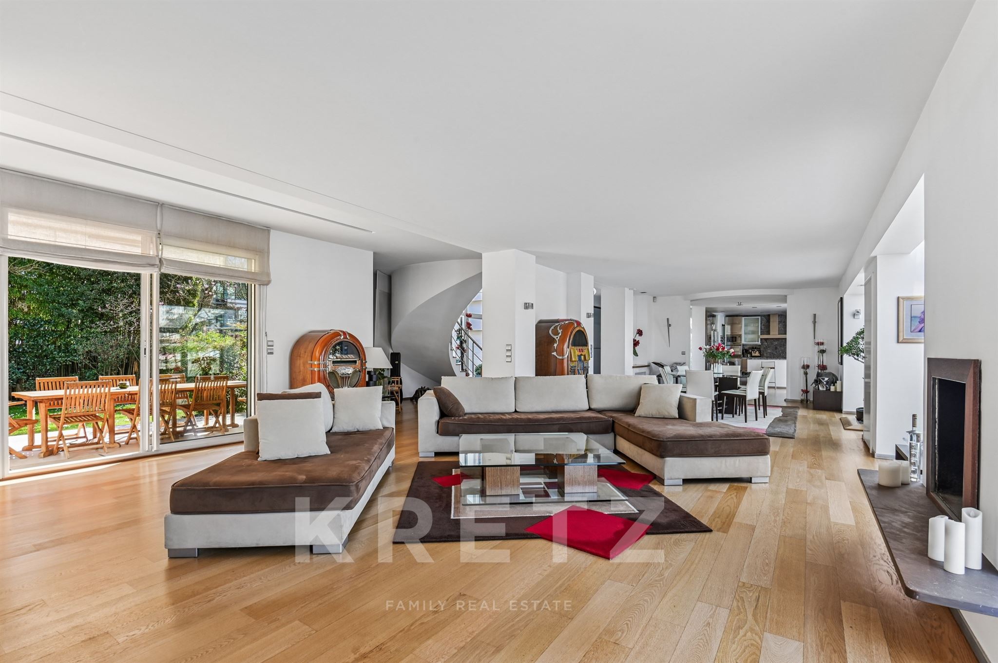 Architect-designed house with large garden and swimming pool on the banks of the Seine