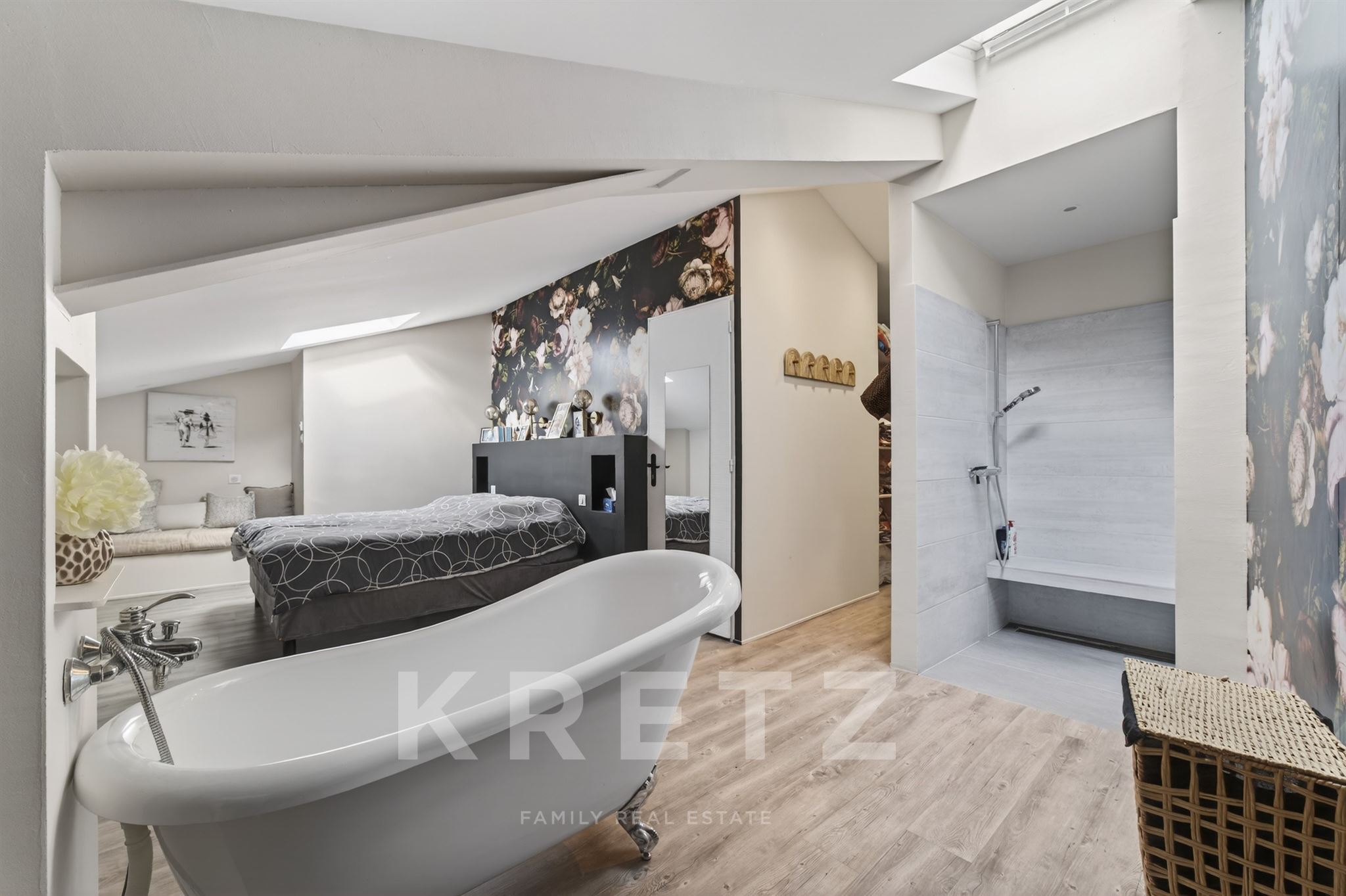 Stone winegrower’s house – 270 m² of living space – Terrace, swimming pool and self-contained flats