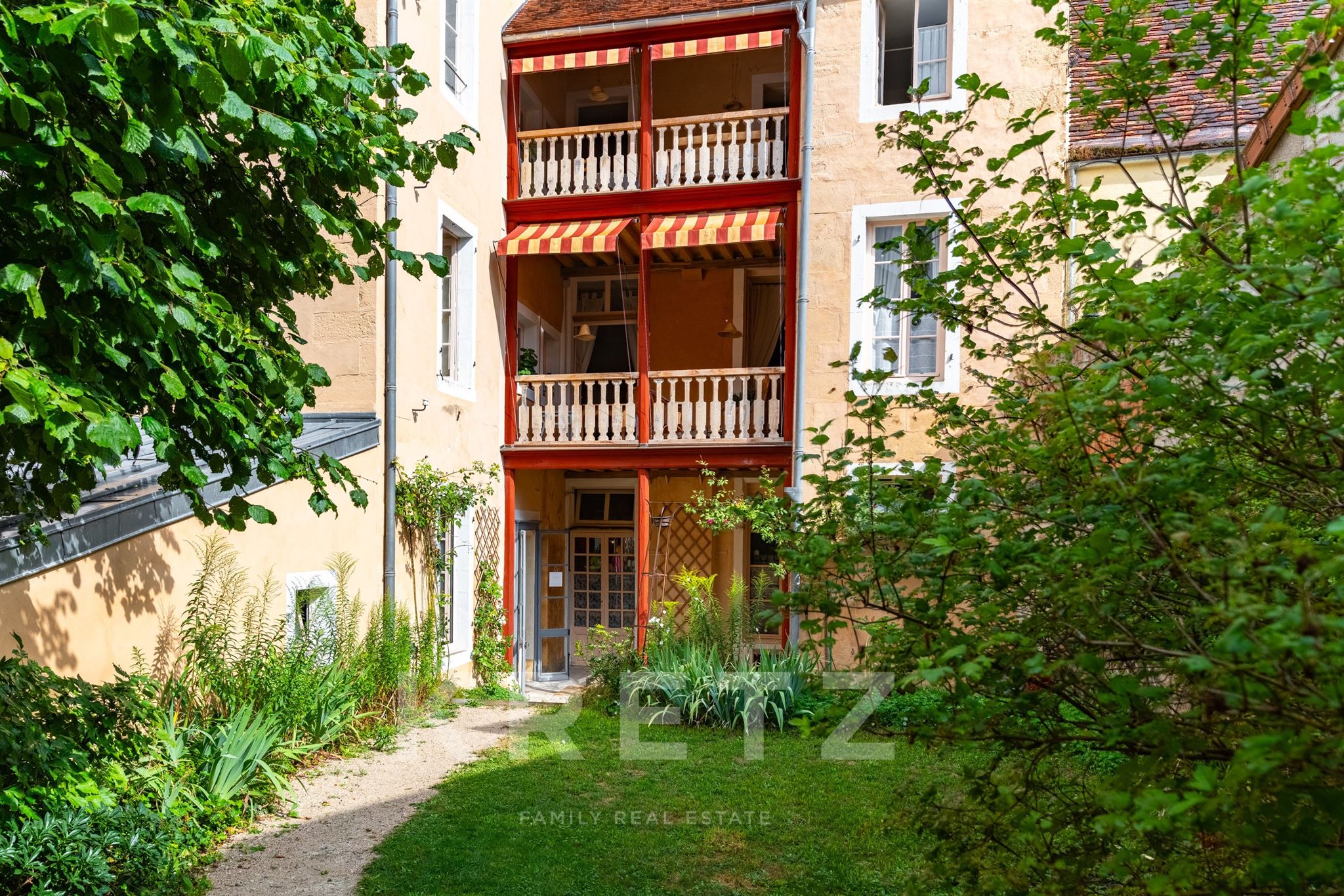 SEMUR-EN-AUXOIS - Residência histórica excepcional construída sobre um portão do século XIV nas mura