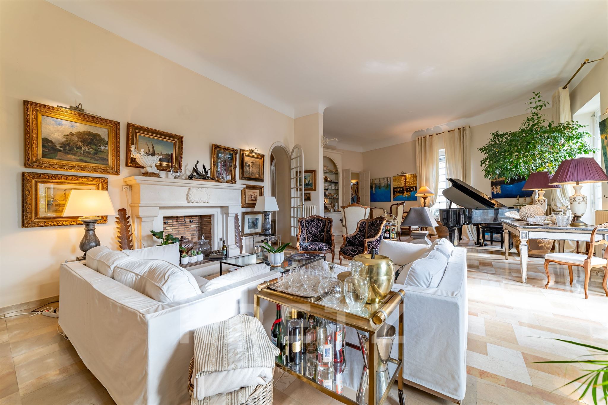 Nîmes – Écusson/ Prefecture – Bourgeois apartment 280 m2 with elevator, garage and cellars.