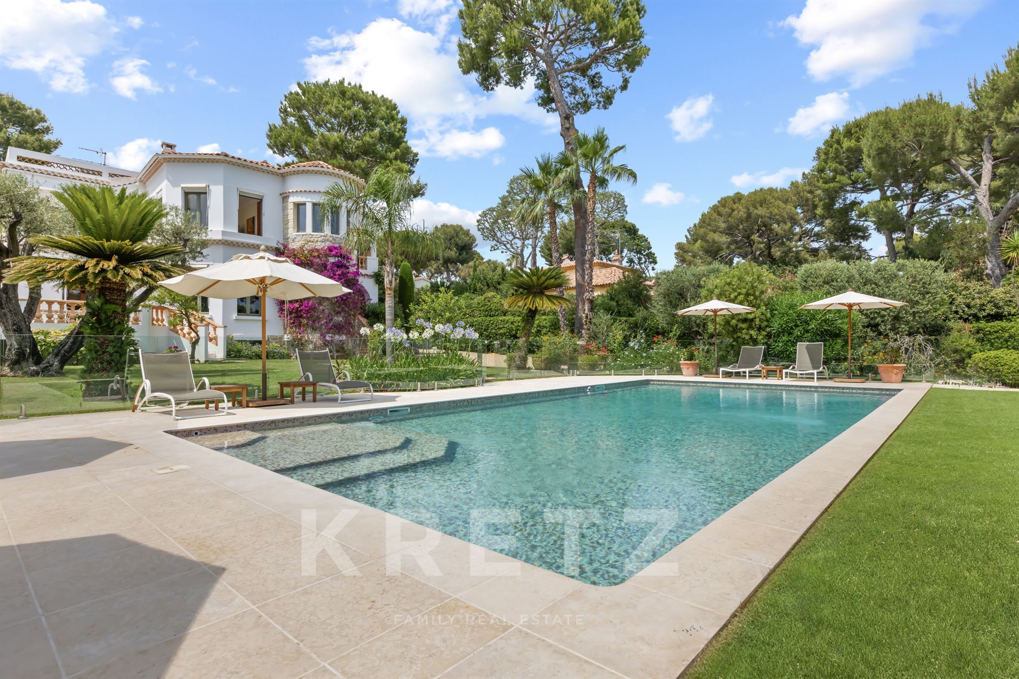 CAP D'ANTIBES - FAMILY PROPERTY WALKING DISTANCE TO THE BEACH