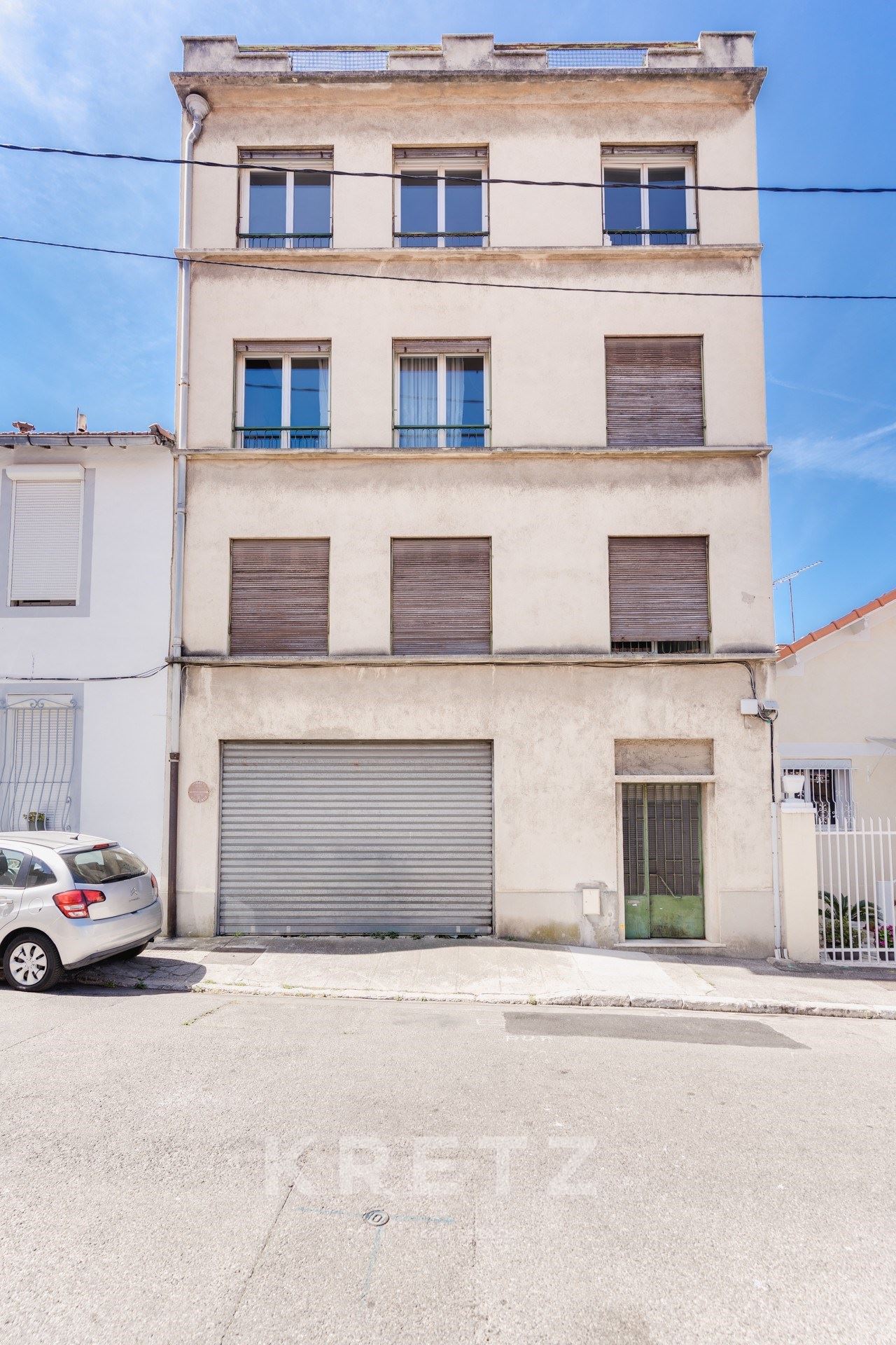 ENSEMBLE DE DEUX IMMEUBLES AVEC GARAGES ET HANGAR