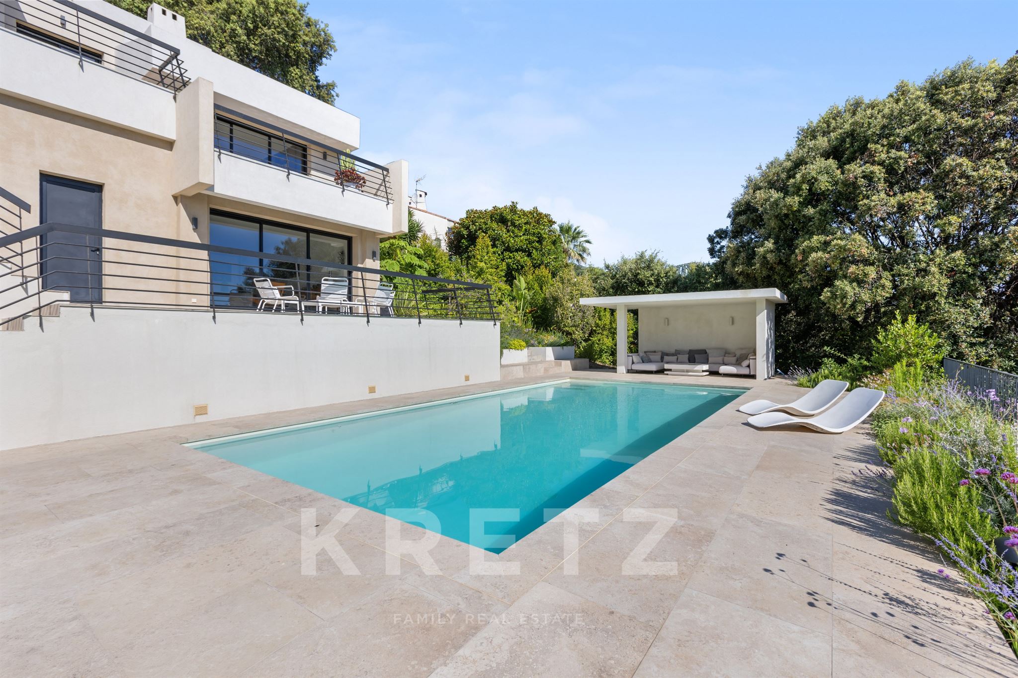ANTIBES – ARCHITECT-DESIGNED VILLA WITH SWIMMING POOL AND EXOTIC GARDEN