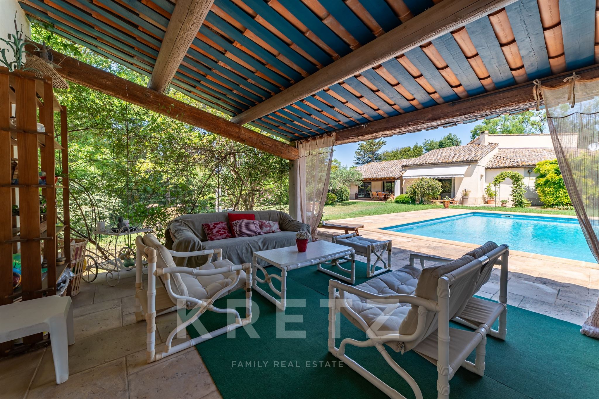 An Architect’s Retreat Nestled in a Lush Park Between Saint-Martin-de-Crau and Maussane-les-Alpilles