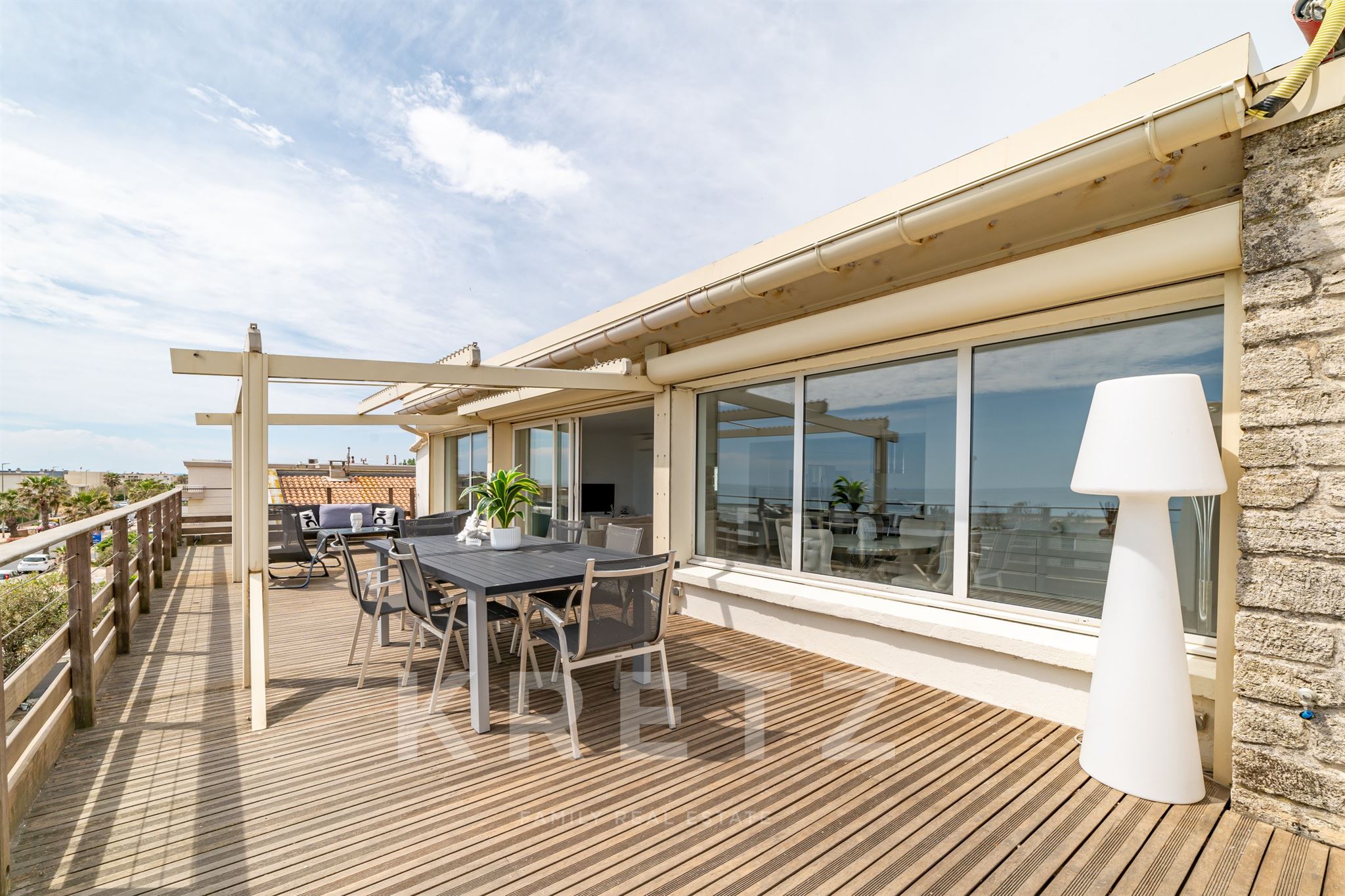 Flat with a terrace overlooking the sea