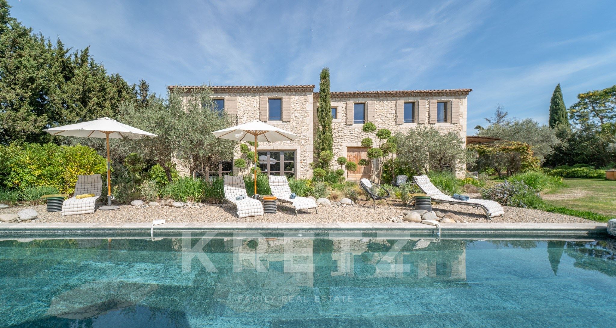 Architect-designed contemporary property in Eygalières – 4 bedrooms, swimming pool, prime location –