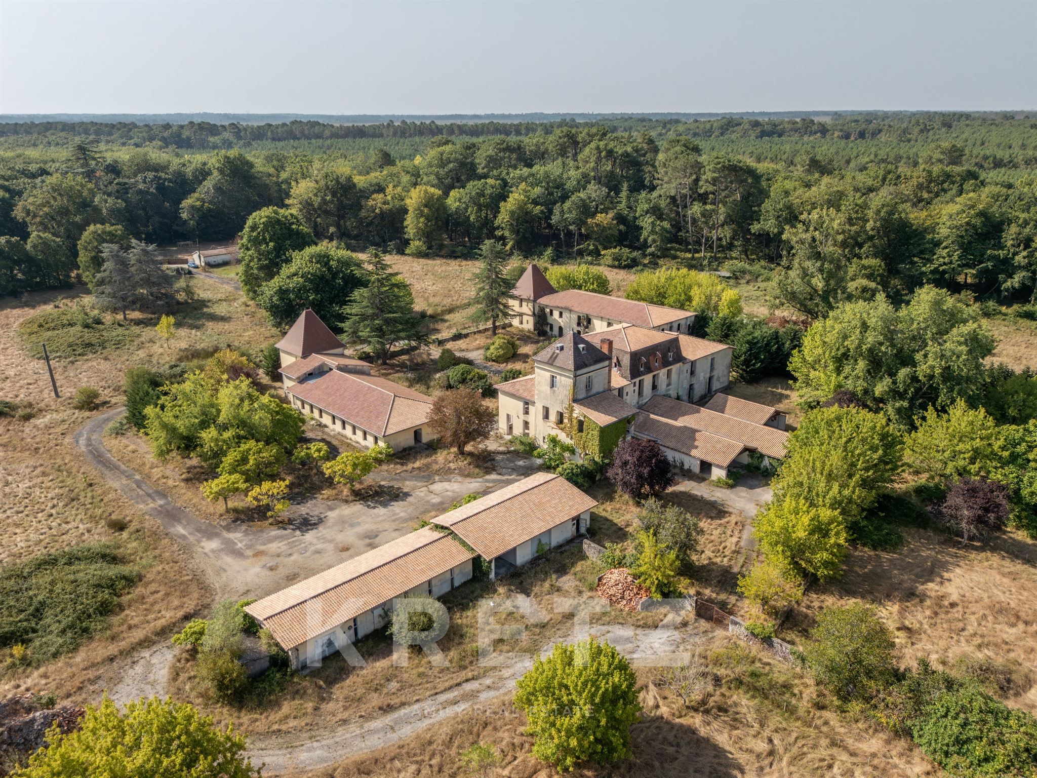 South Gironde — 18th-century château, ideal base for operator/investors, 45 min from Bordeaux