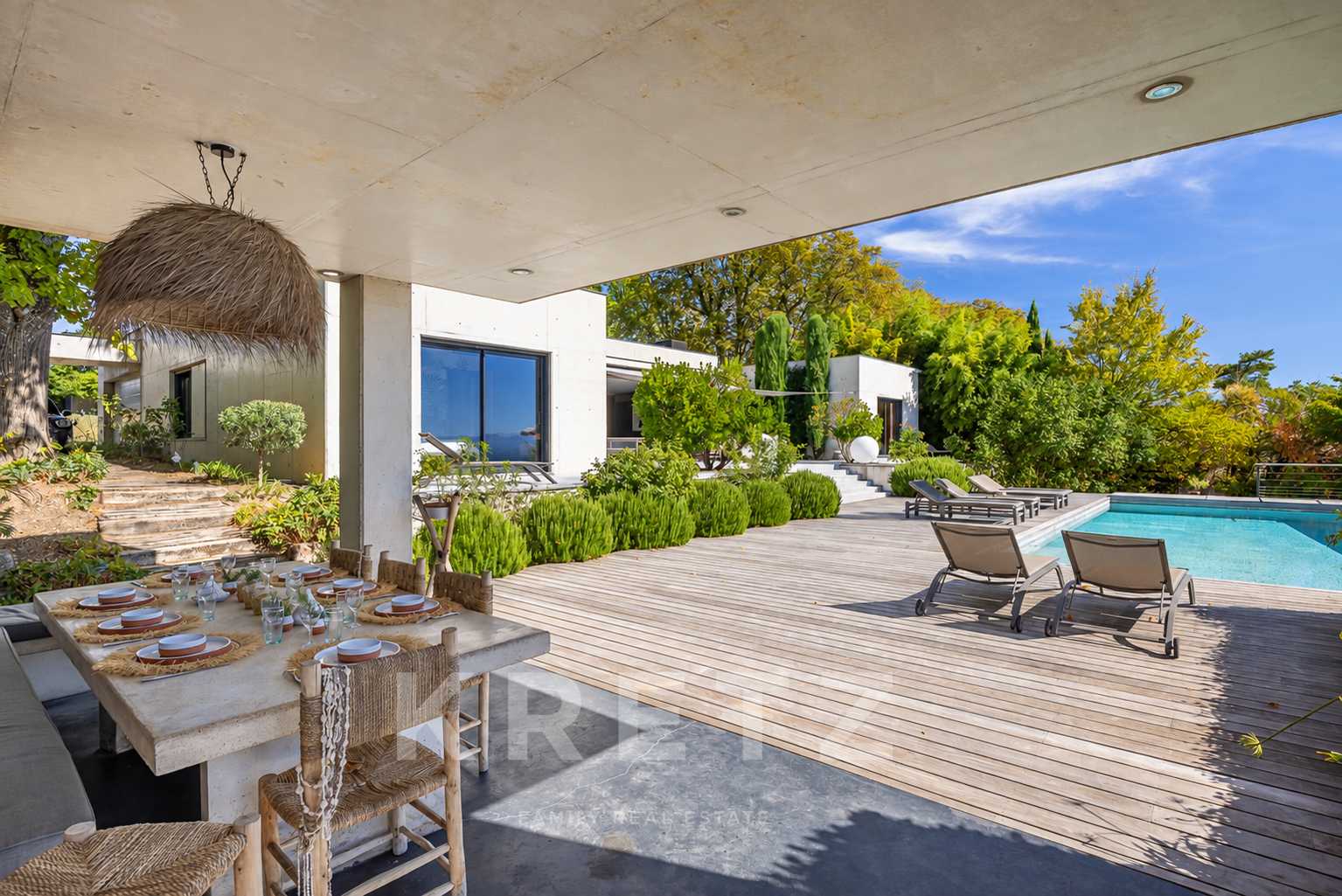 SAINT-DIDIER-AU-MONT-D’OR – MAISON CONTEMPORAINE EN BÉTON – VUE PANORAMIQUE – PISCINE – 4 CHAMBRES
