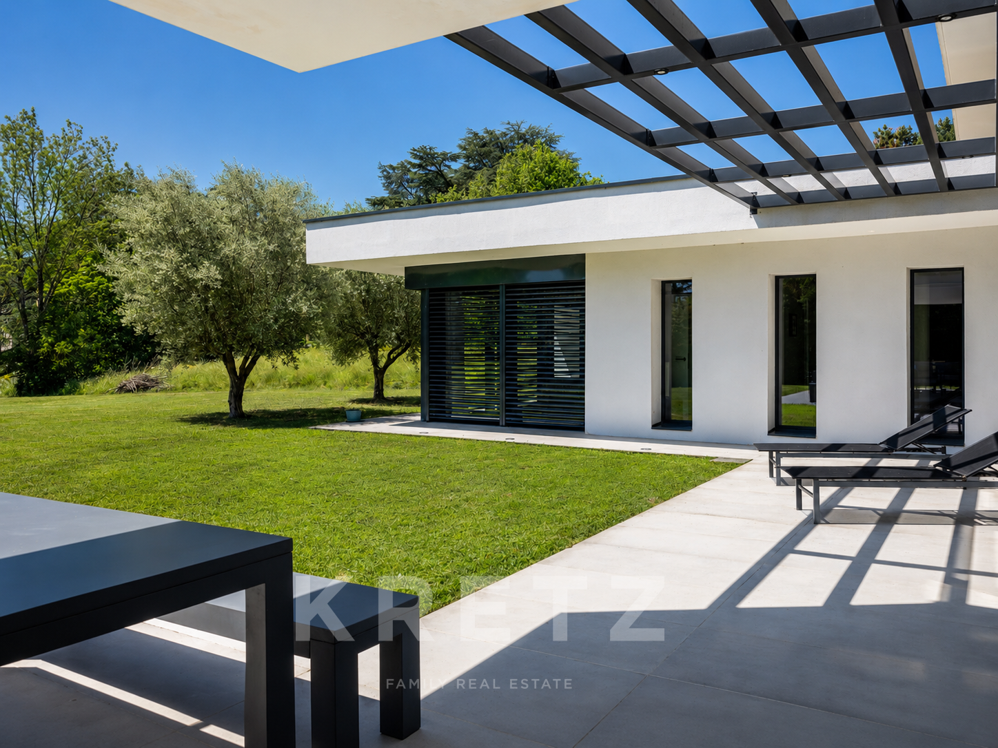 ÉCULLY – EXCEPTIONAL CONTEMPORARY ESTATE IN A PRESTIGIOUS PRIVATE DOMAIN
