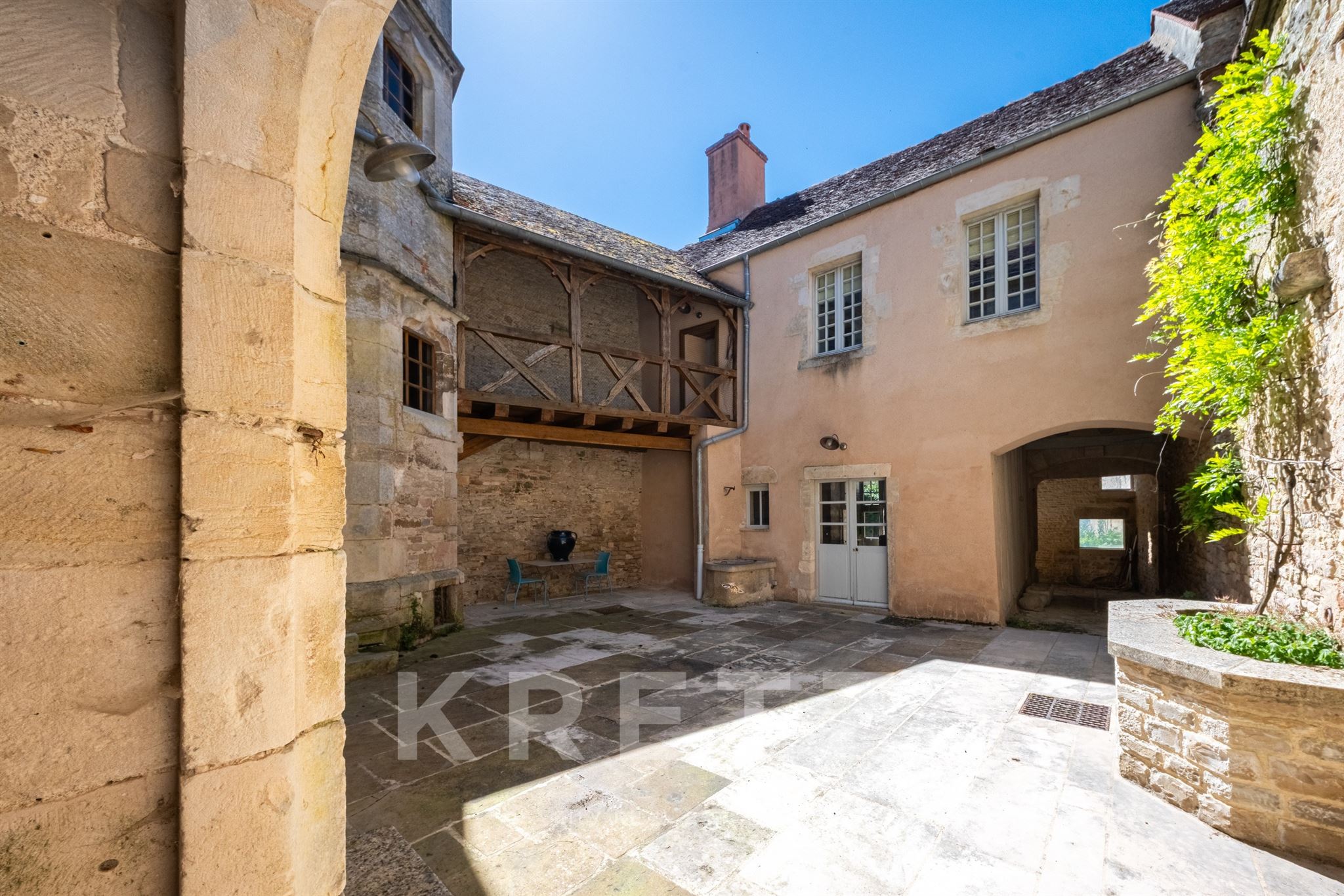 VEZELAY- Listed 15th - Century Mansion with garden and panoramic Views