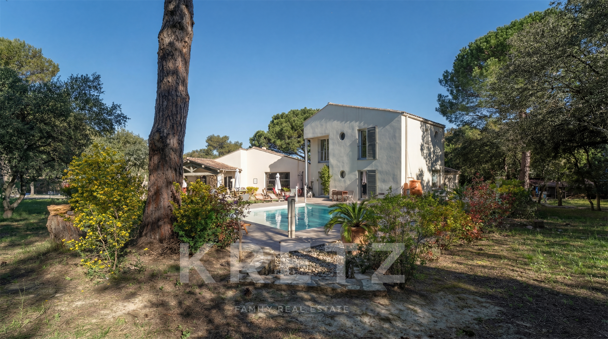 Maison familiale de 223m2, sa piscine et son terrain arboré de 3000 m² à Nîmes secteur recherché