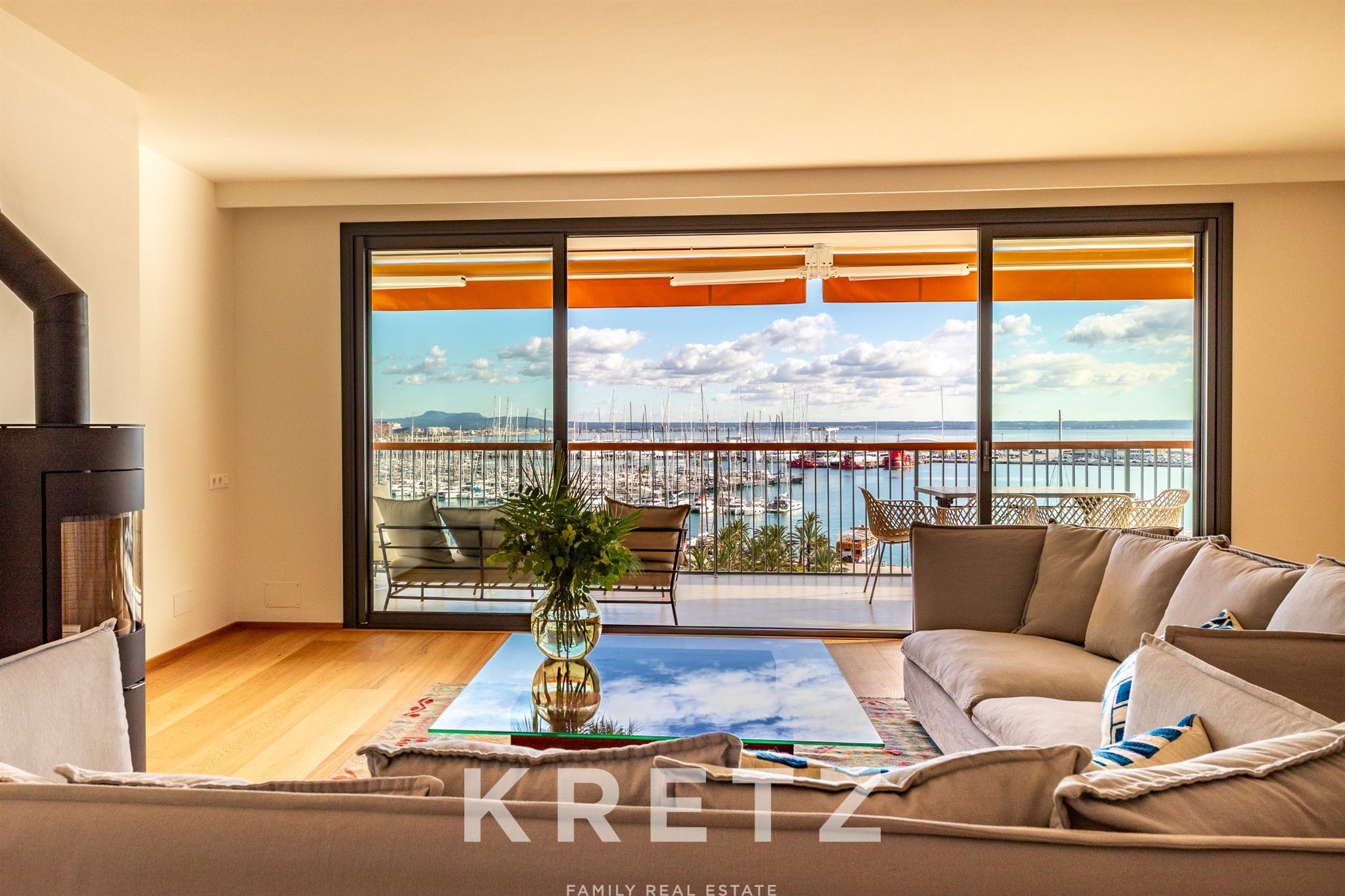 Apartment on Palma’s Paseo Marítimo with panoramic views of the cathedral and the Mediterranean Sea.