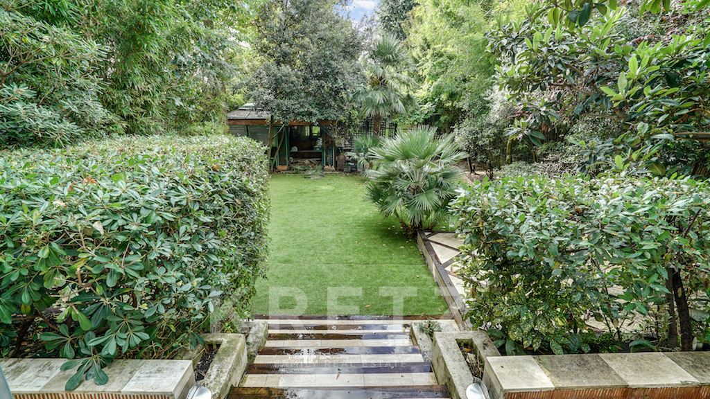 Hôtel Particulier with garden just a stone's throw from Passy