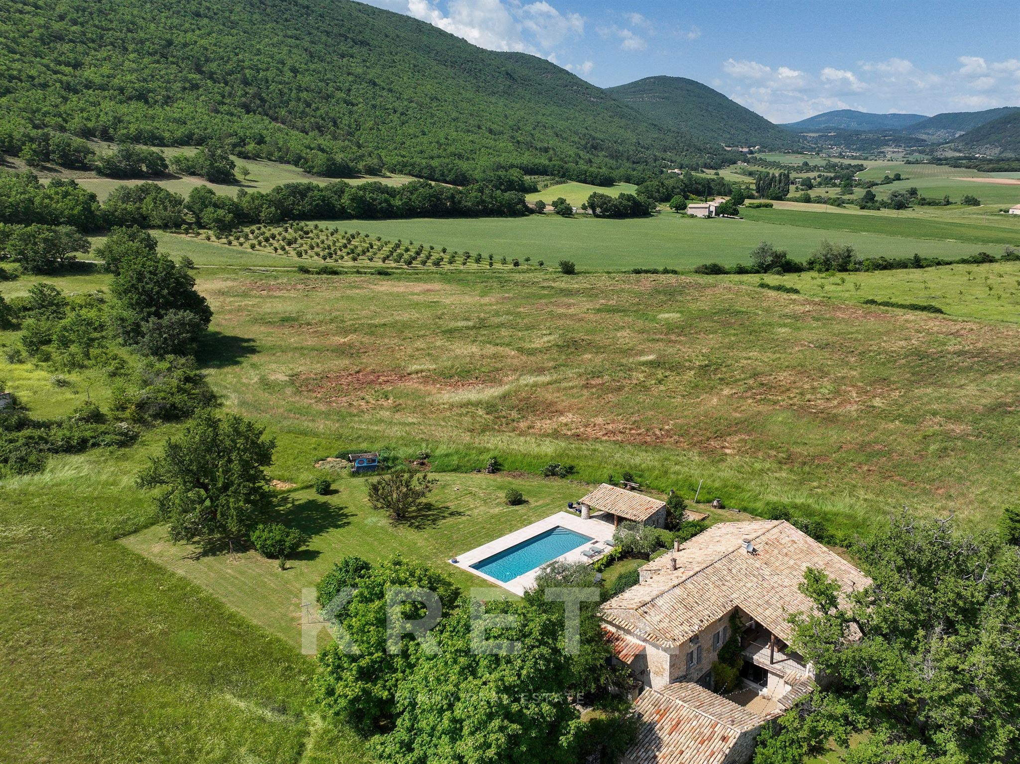 BANON- Propriété au cœur de la Provence – Vue dégagée et environnement préservé