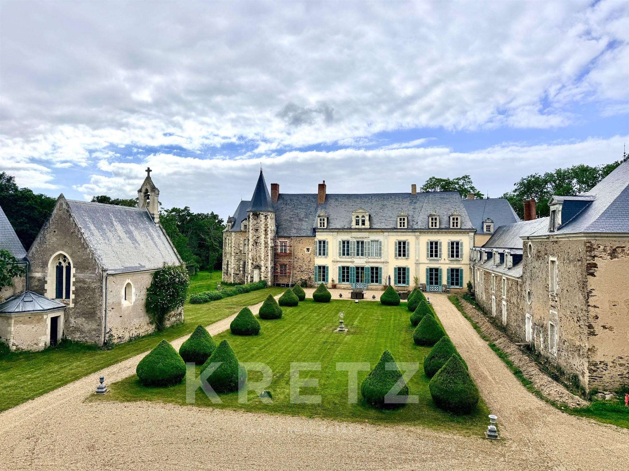 Magnificent Listed Château (15th–17th centuries) near Angers - 71ha