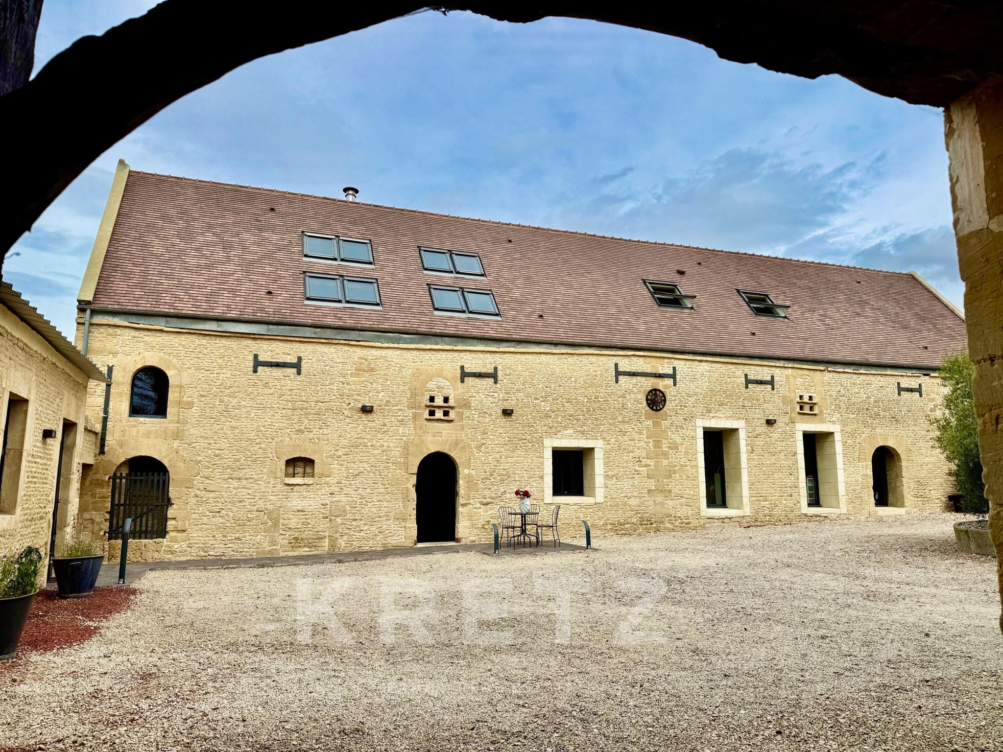 18th-century property renovated in a stylish design, half-hectare park, outbuildings, river
