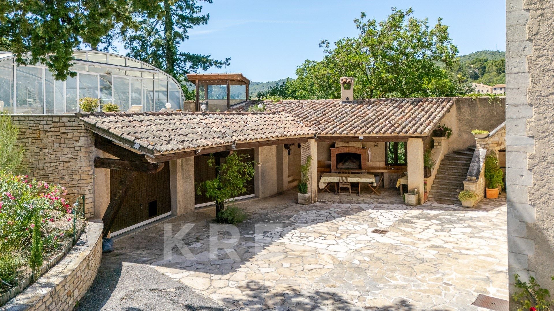 Superbe château de caractère de 468 m², implanté sur un magnifique terrain paysager de 8 178 m², à p