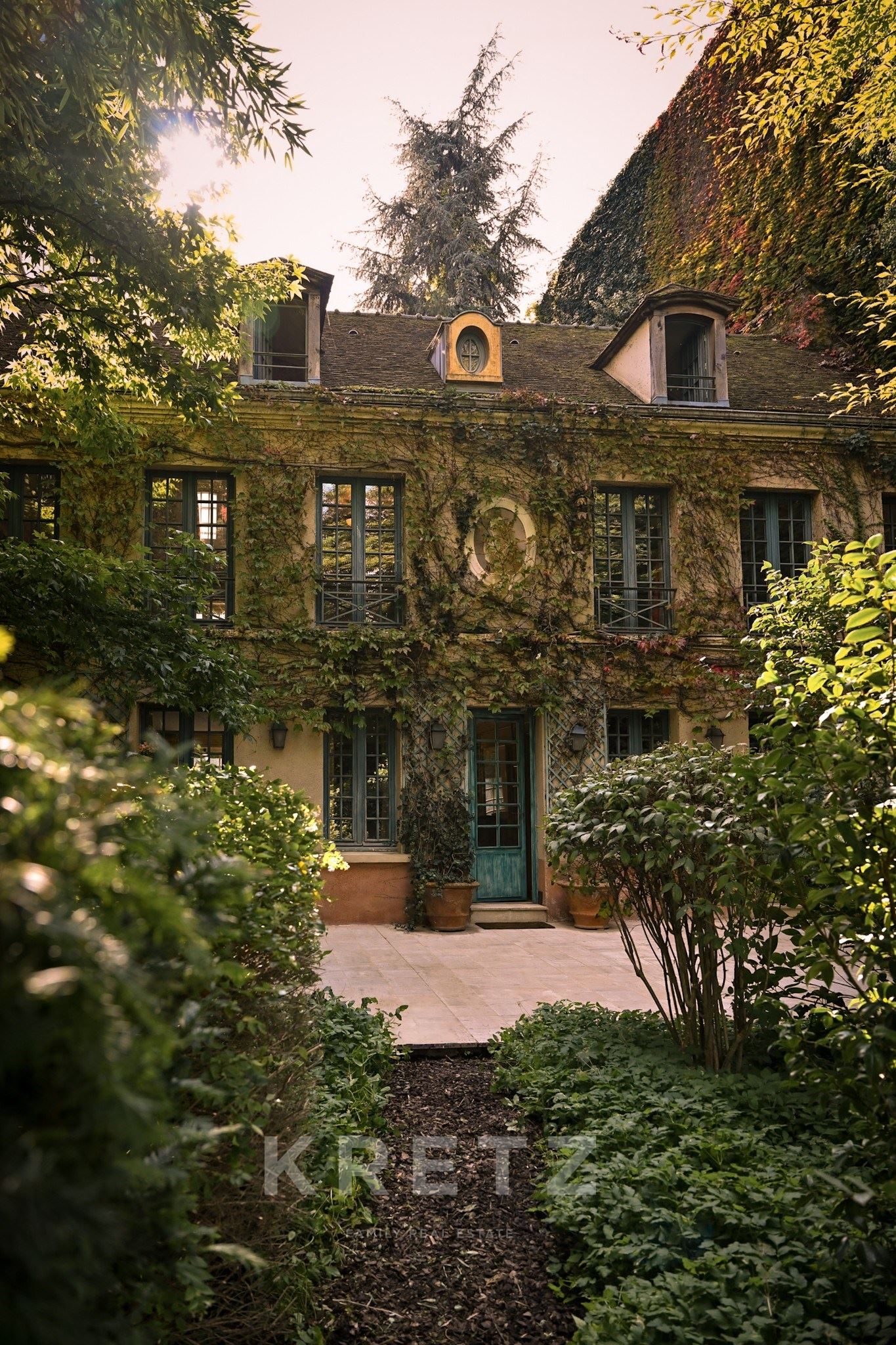 Paris 7th arrondissement – Rare green oasis near Le Bon Marché