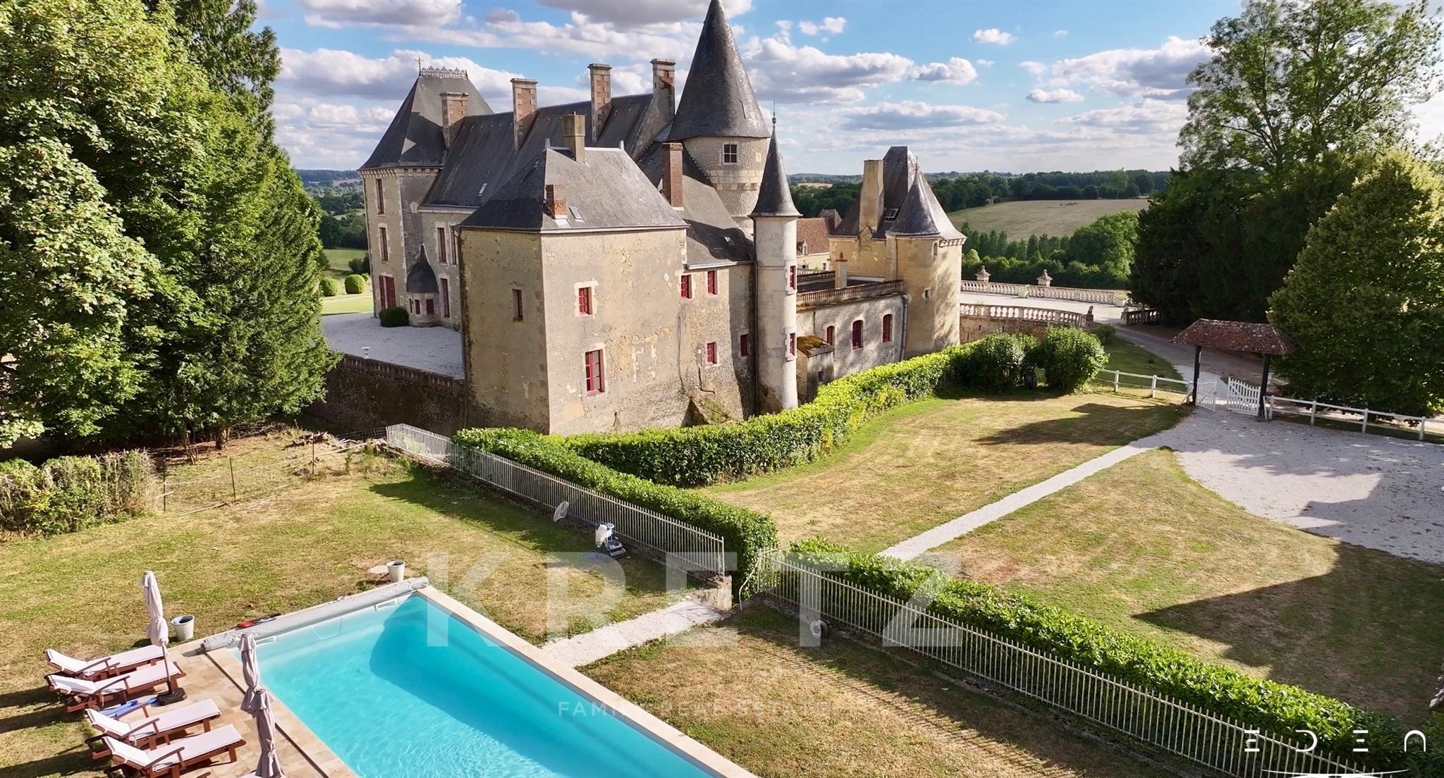 Château IMH du 17e et dépendances 42ha, piscine, bois