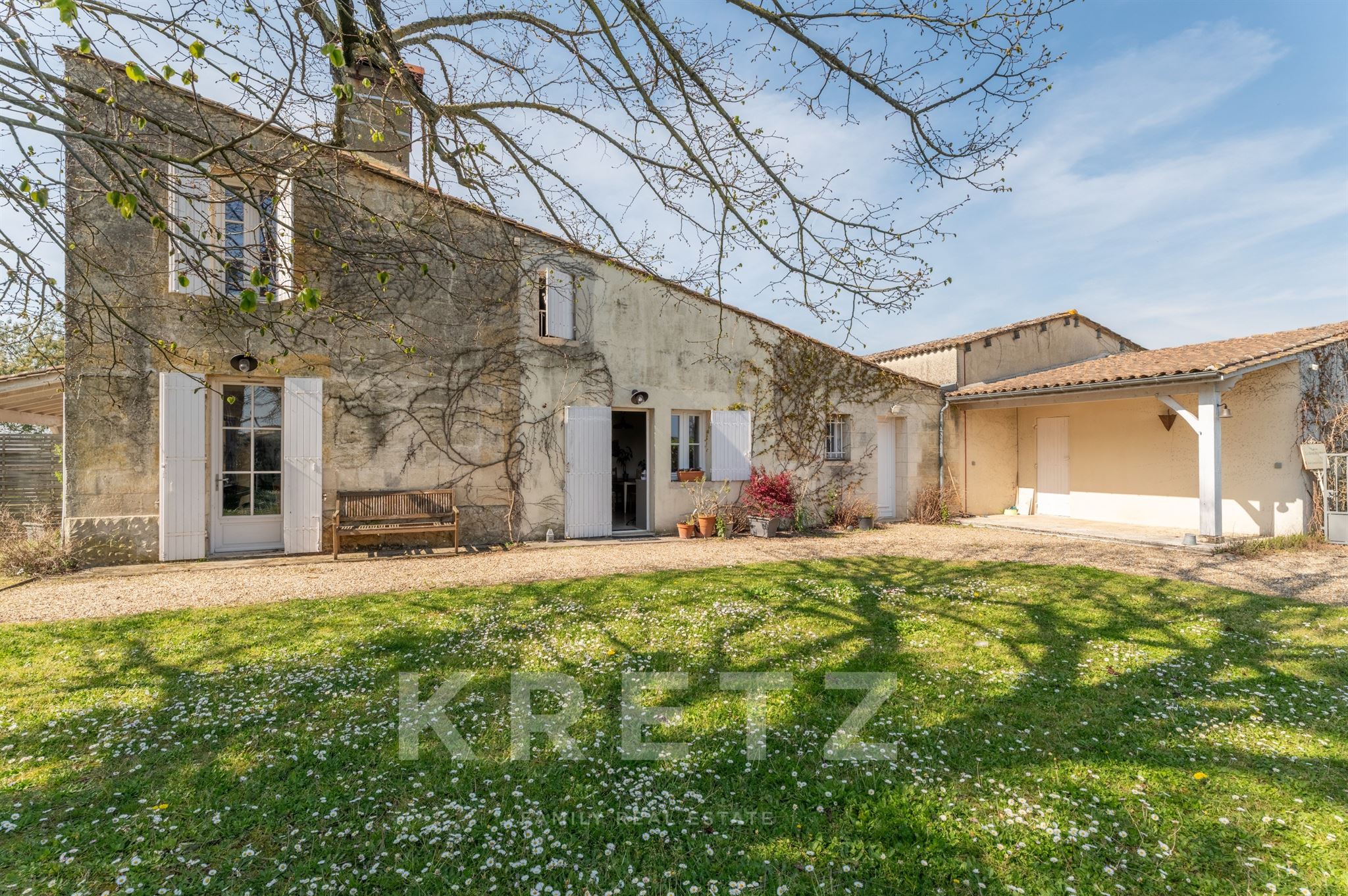 Saint-Émilion – 240m² stone house with indoor swimming pool and large garage