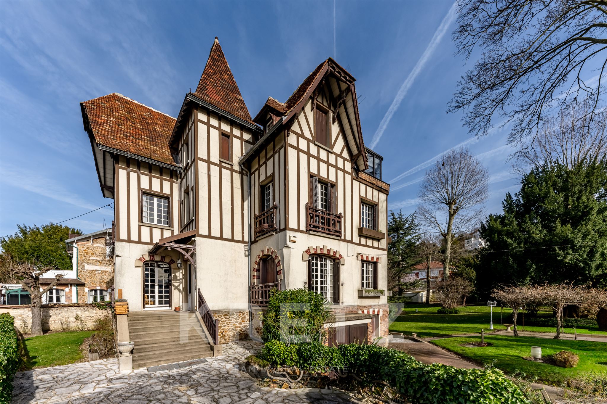 Anglo-Norman style property on the banks of the Marne