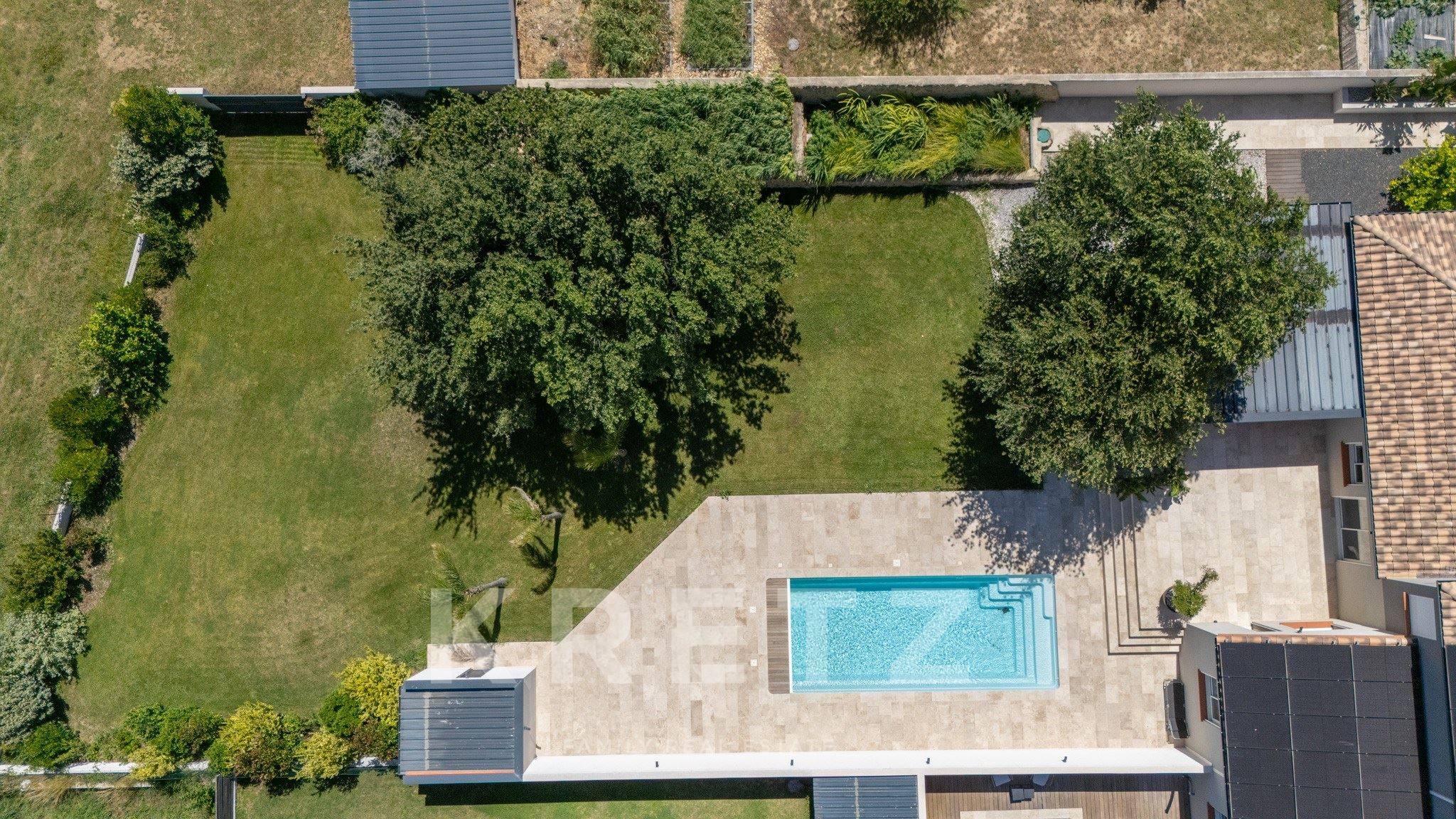 Exclusiva propiedad compuesta por dos villas contemporáneas con piscinas privadas en una parcela aja