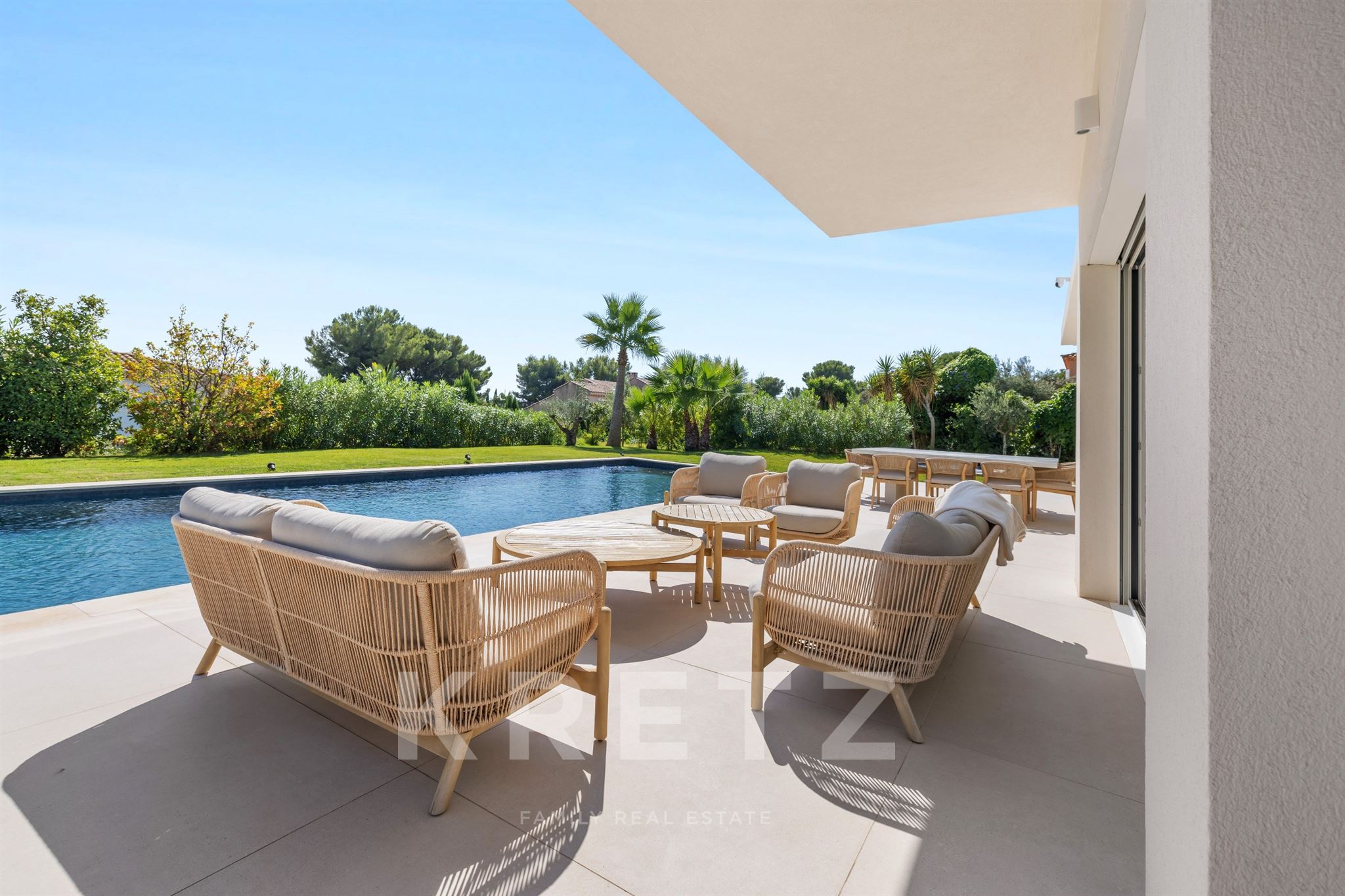 Casa moderna de 6 habitaciones, 300 m², cerca del mar.