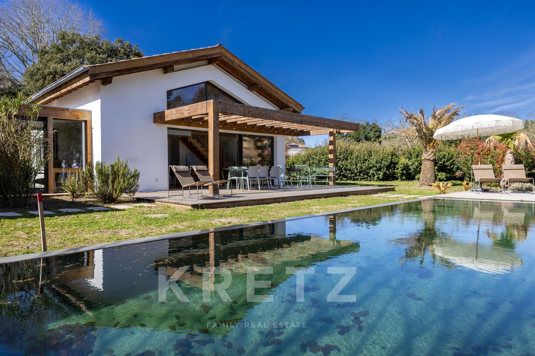 Architect-designed villa, elegance and serenity away from prying eyes.